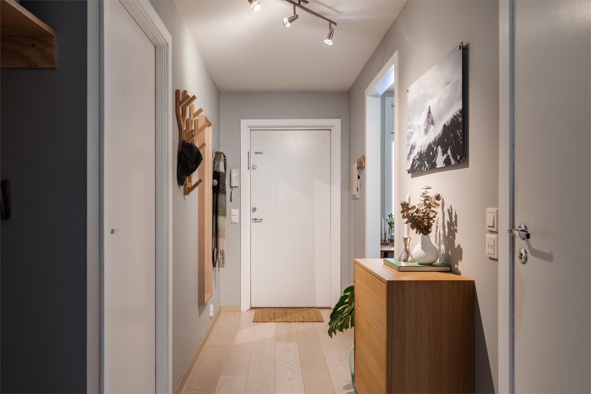 Du ønskes velkommen inn i en romslig og praktisk entré.