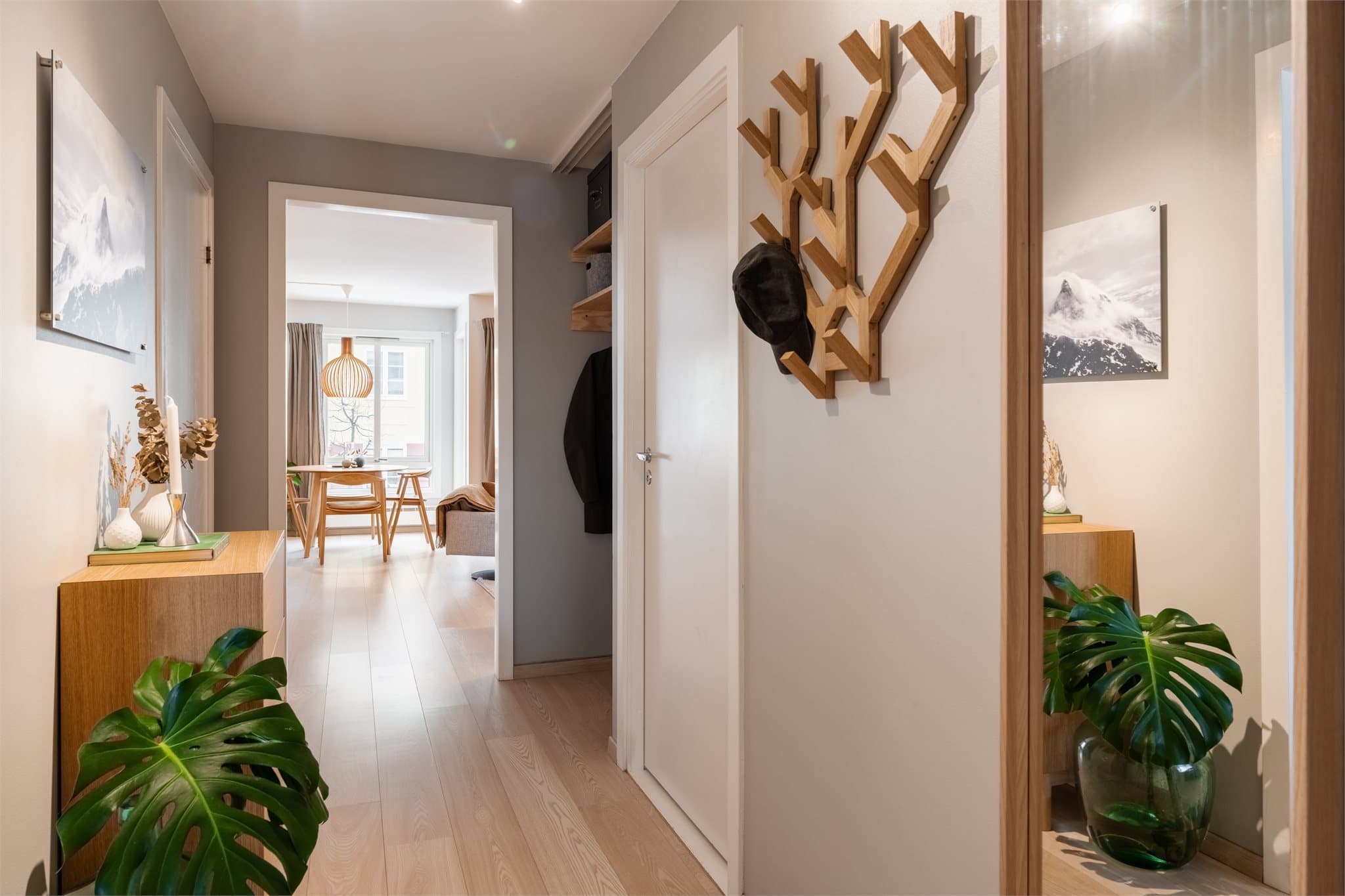 Luftig entré med adkomst til kjøkken, soverom og baderom.