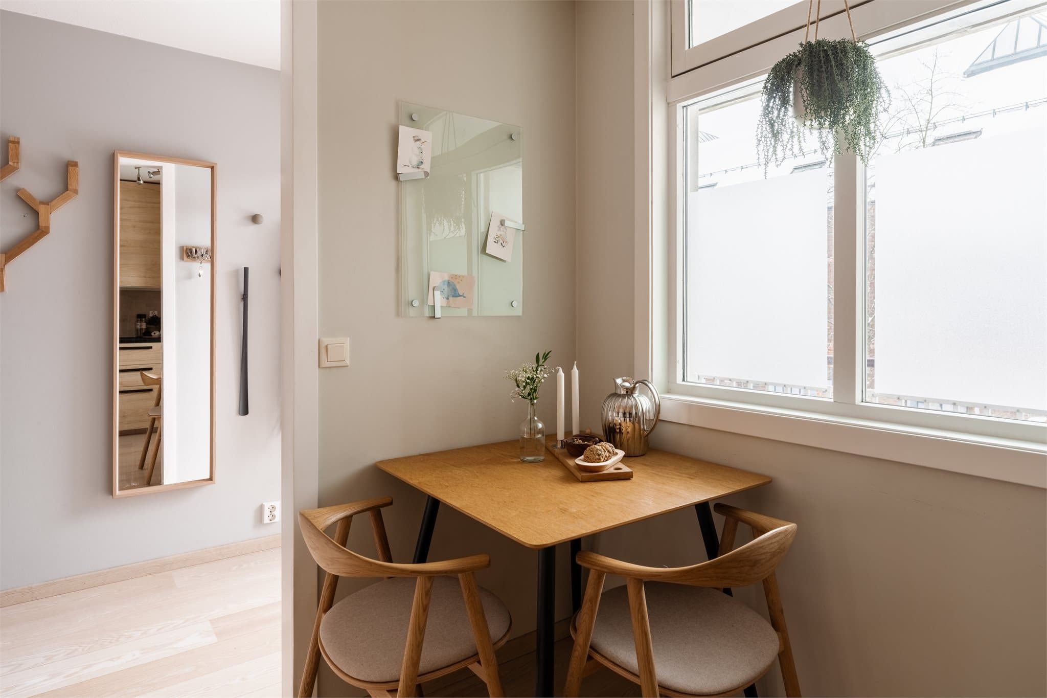 Hyggelig og sosial spiseplass på kjøkkenet.