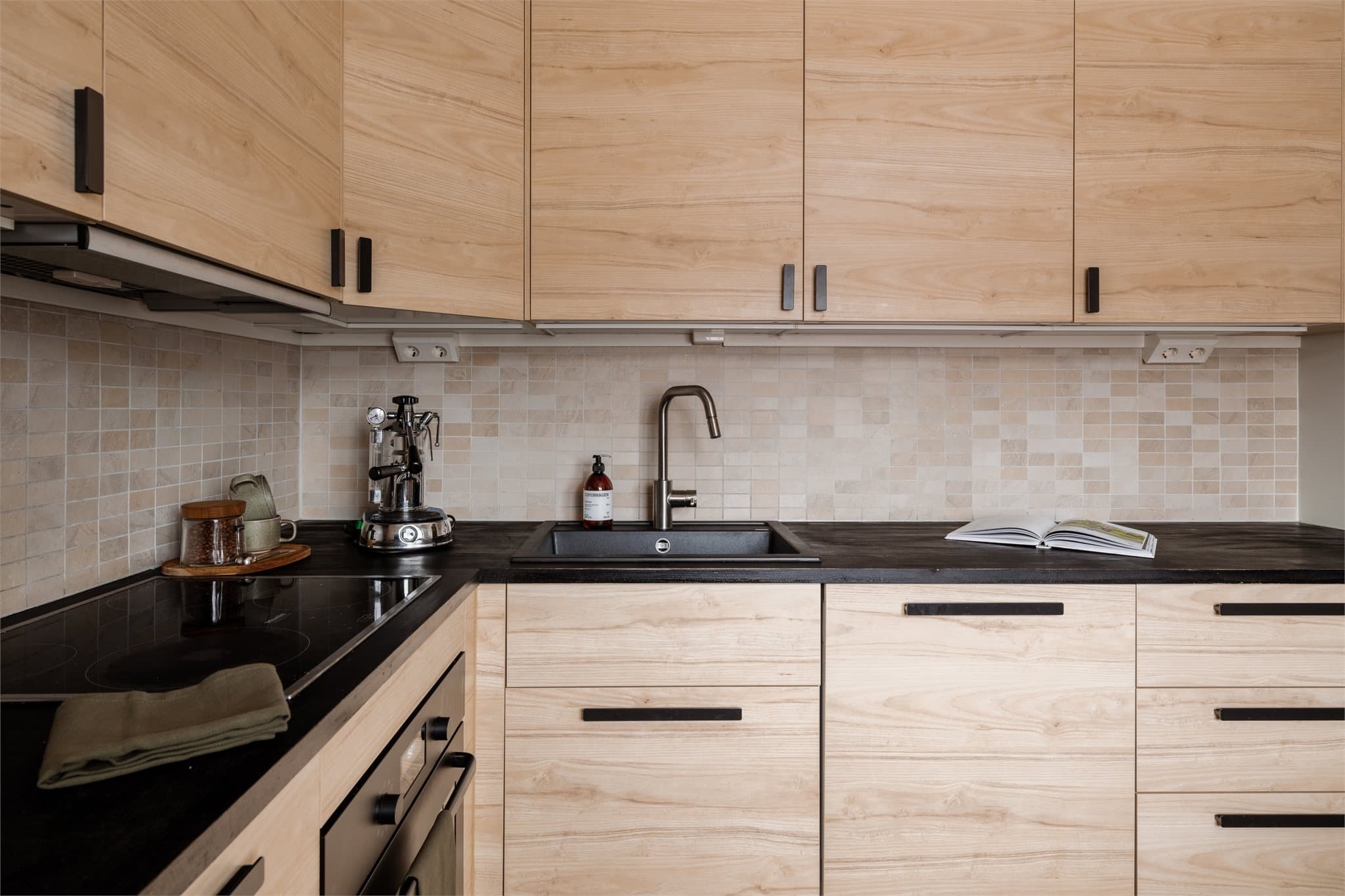 Rikelig med oppbevaringsplass i skuffer og skap.