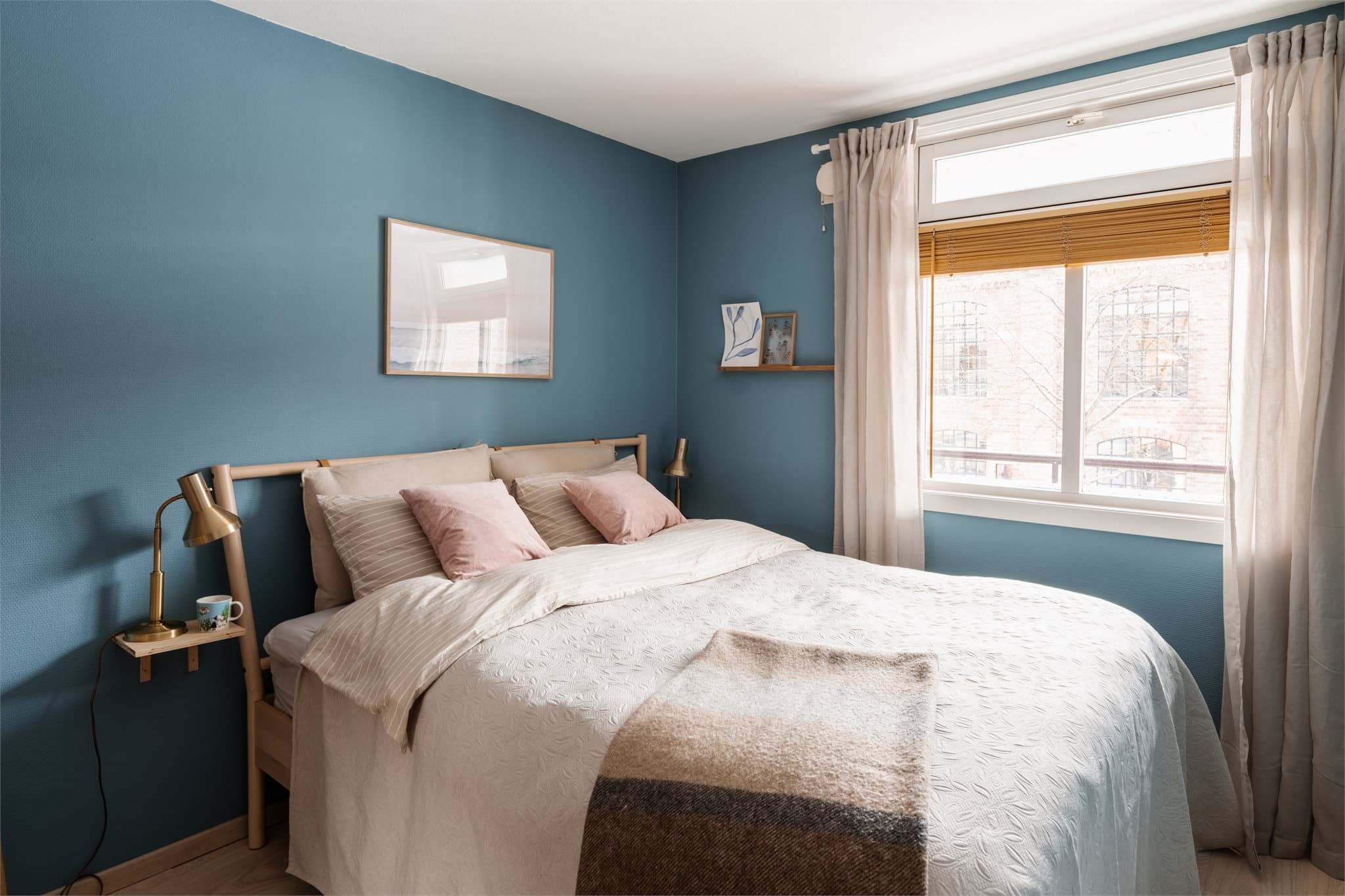 Hovedsoverommet vender i sin helhet inn mot rolig gangvei mellom byggene.