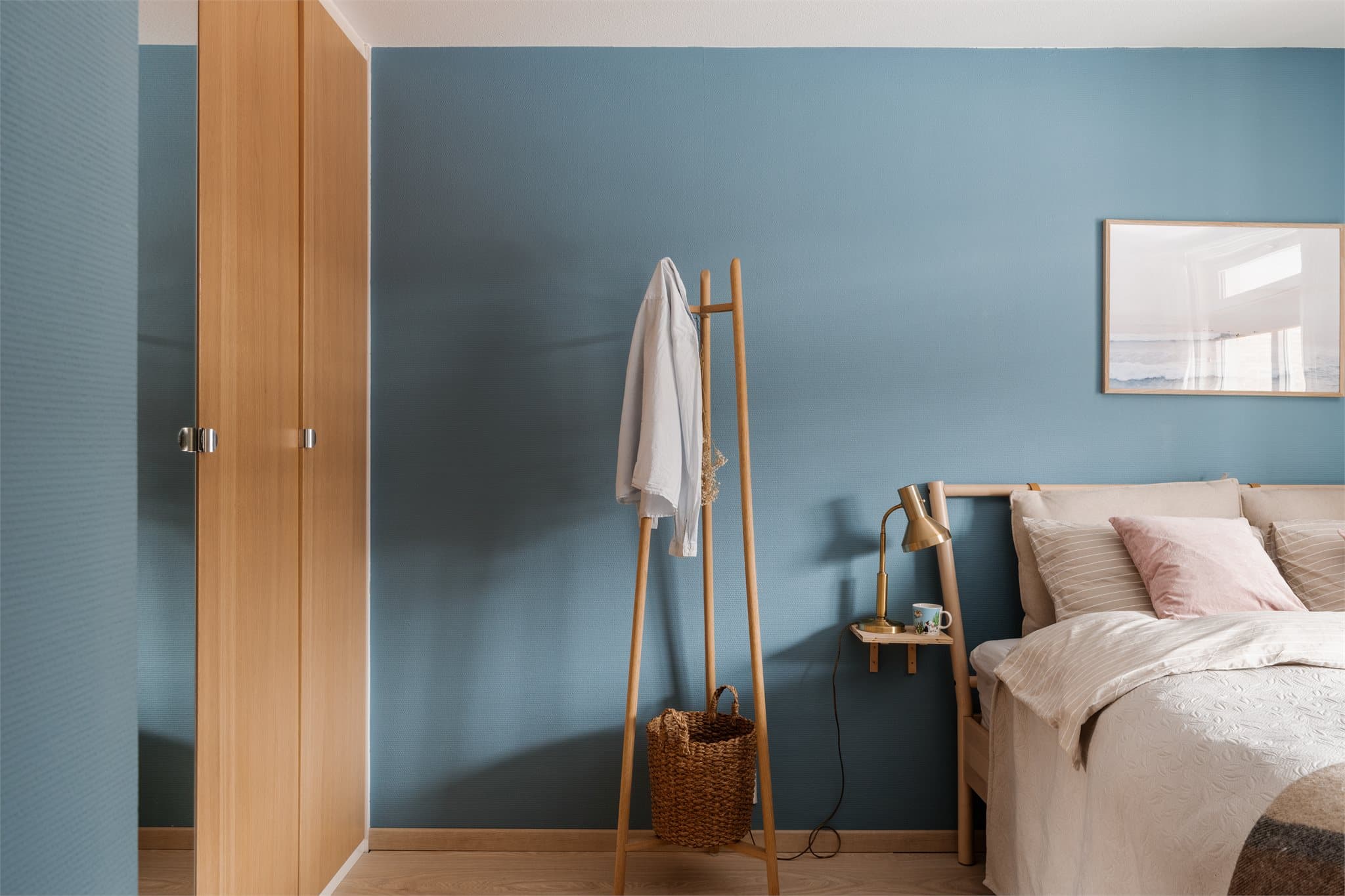 Hovedsoverommet er av generøs størrelse med dobbeltseng, nattbord og garderobeløsning.