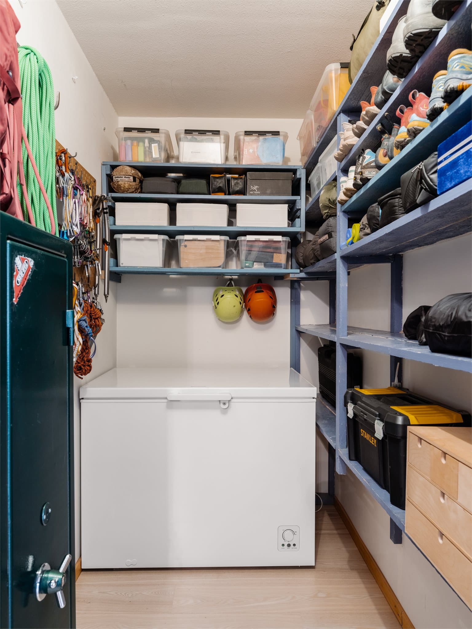 Praktisk innvendig bod som dekker de fleste behov til lagring og oppbevaring.