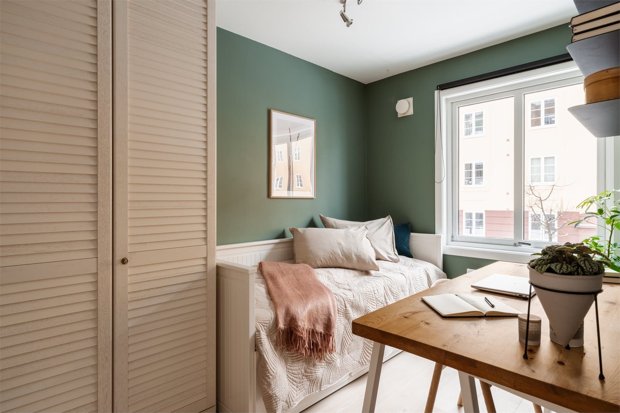 Soverommet er av generøs størrelse, og fungerer utmerket til gjesterom og/eller kontor i tillegg.