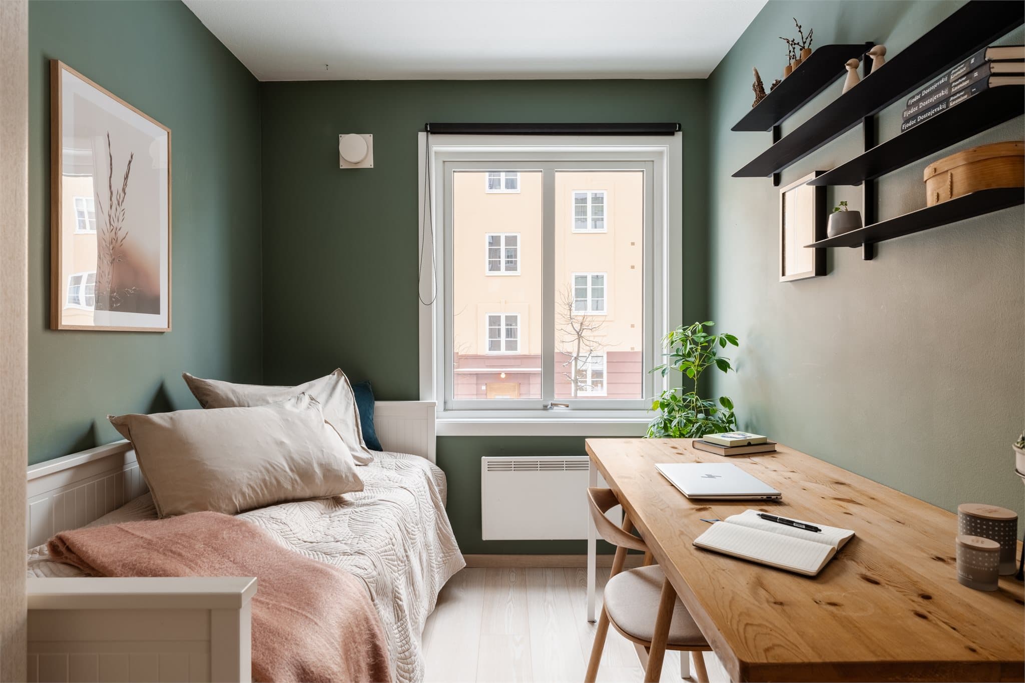 Soverommet ligger skjermet og rolig til.