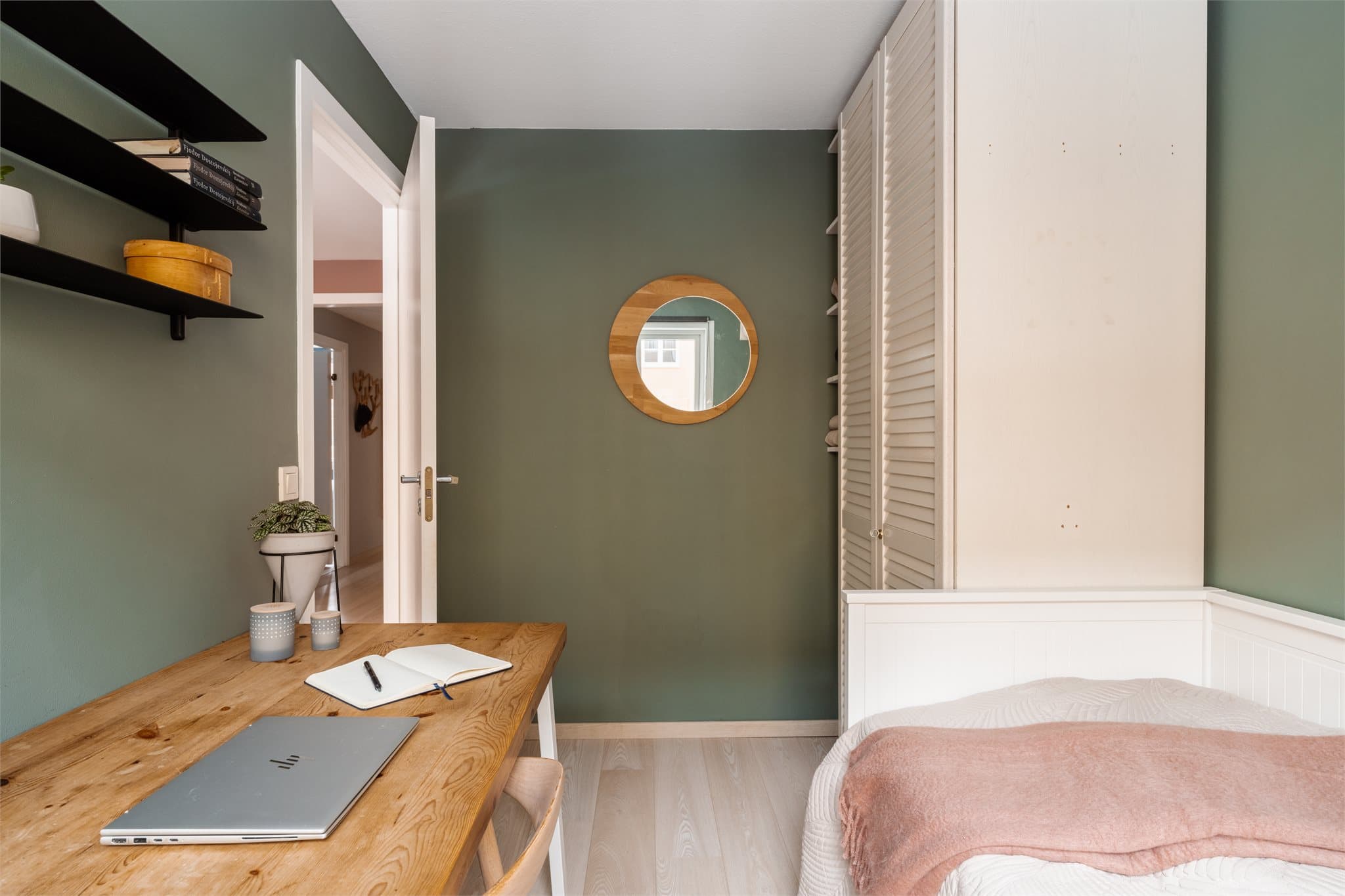 God plass til dobbeltseng, nattbord og garderobeløsning om ønskelig.