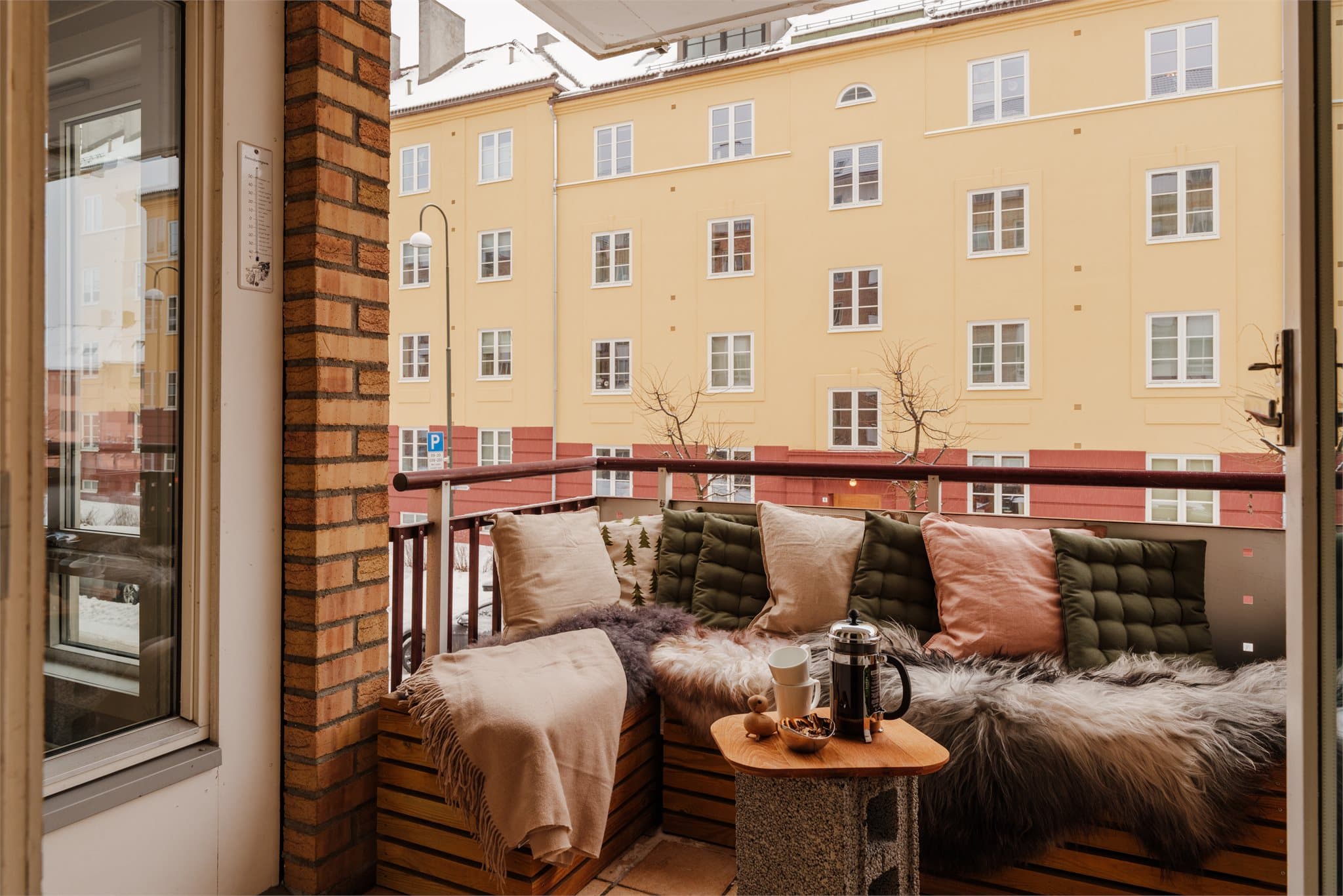 Balkongen ligger luftig og fritt til inn mot rolige Thurmanns gate.