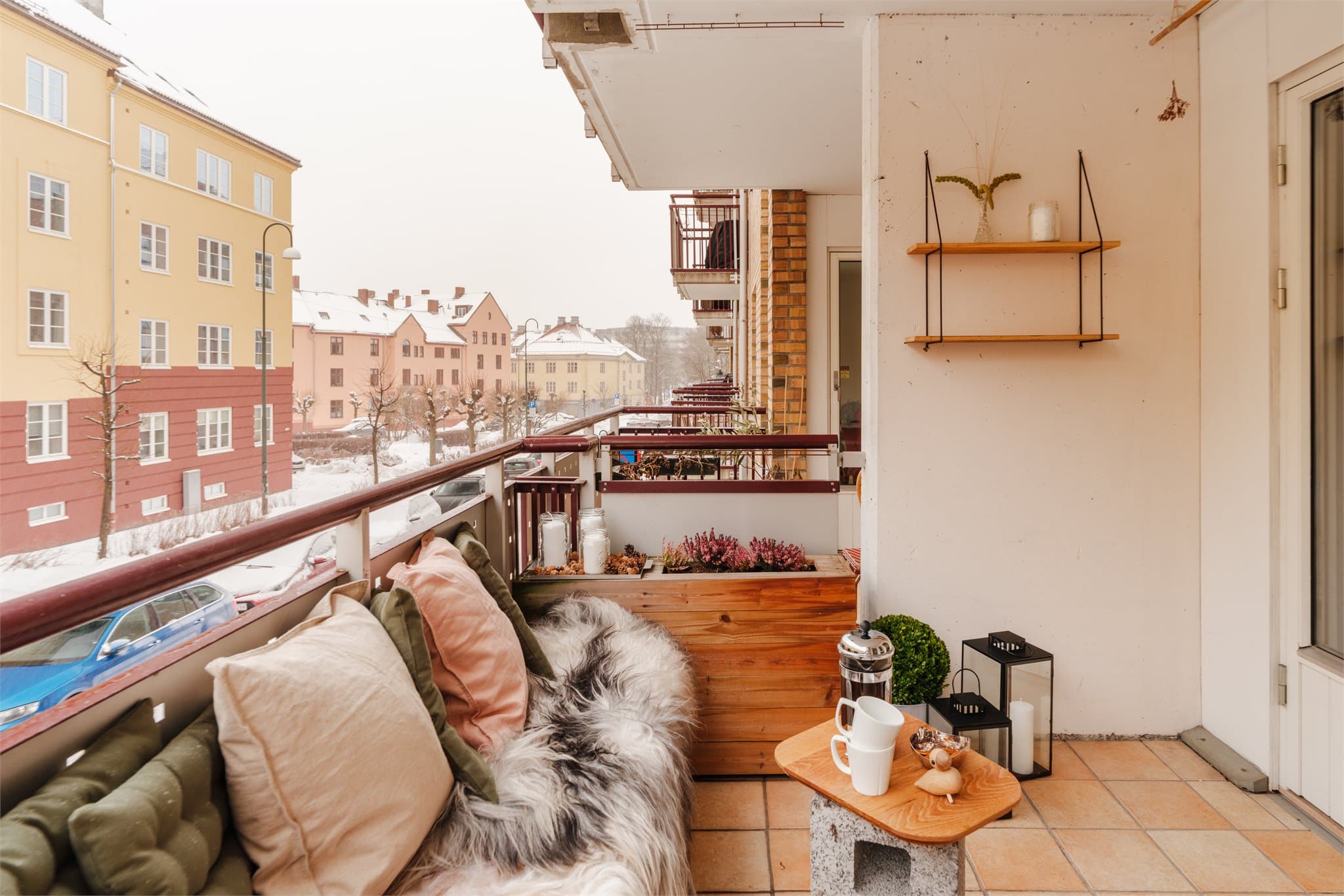 Det er gode solforhold på balkongen i mellom de vakre byggene på Sagene.
