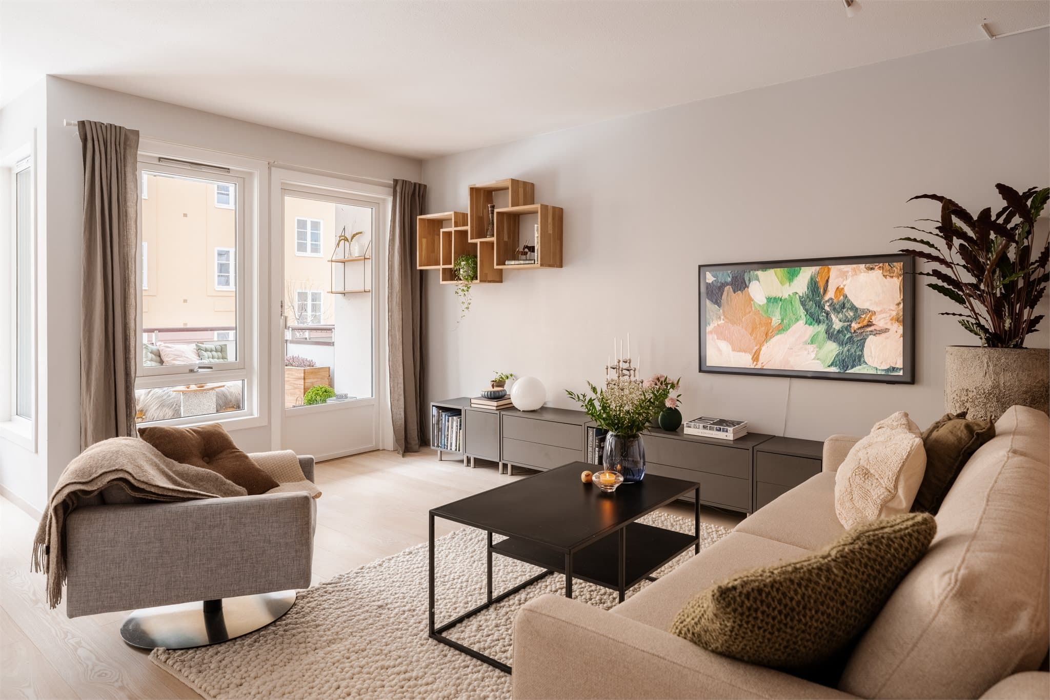 Stuen oppleves som svært lys og romslig med herlig lysinnslipp fra de store vindusflatene.