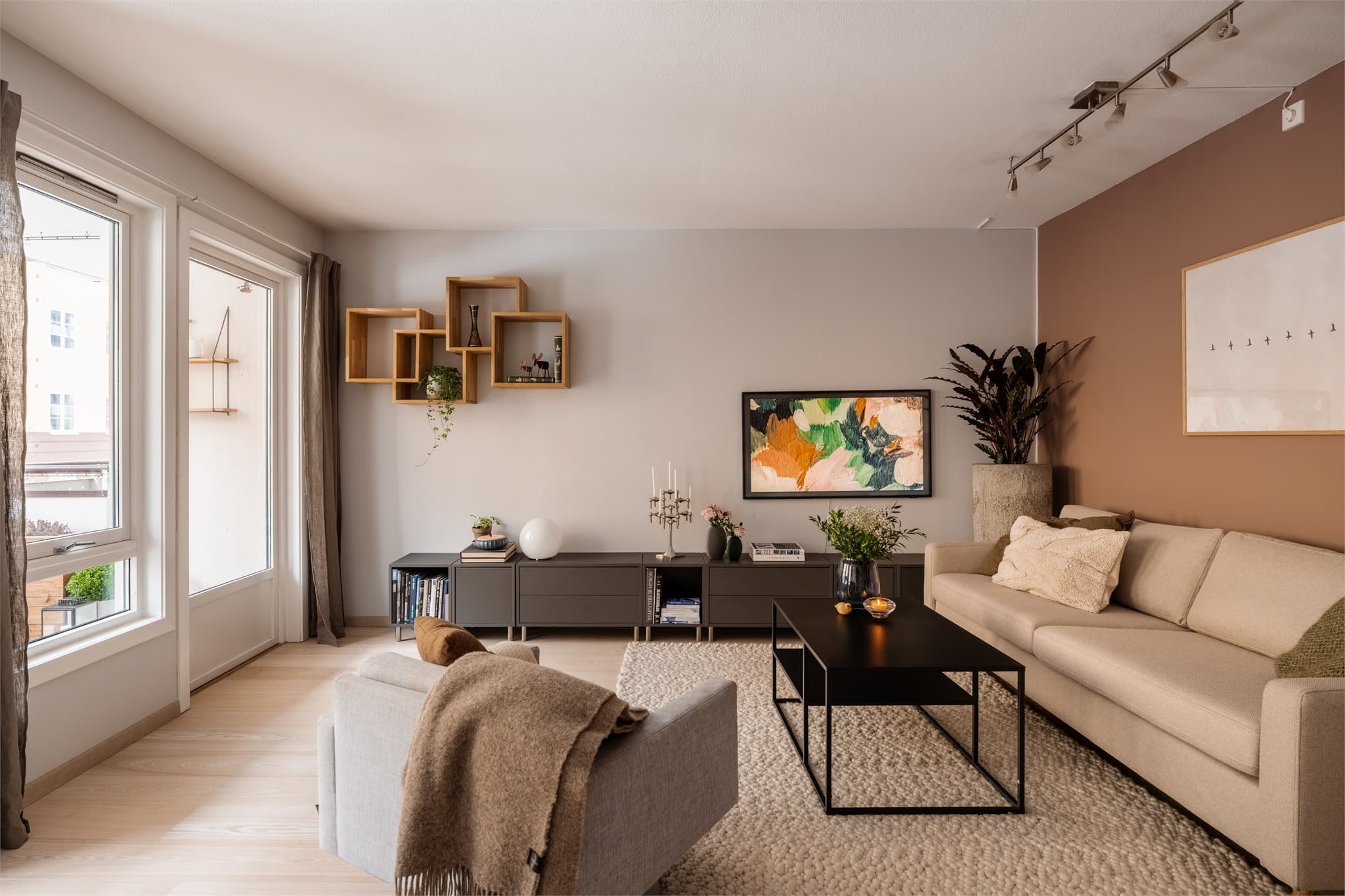 Slette overflater på vegger og i himling, med lekker 1-stavs gulver.