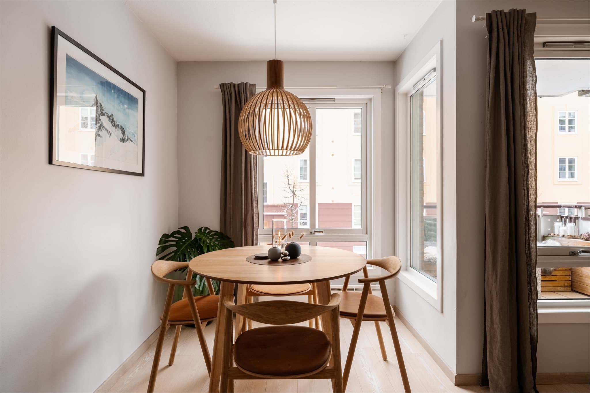 Hyggelig spisegruppe i tilknytning til stuen.