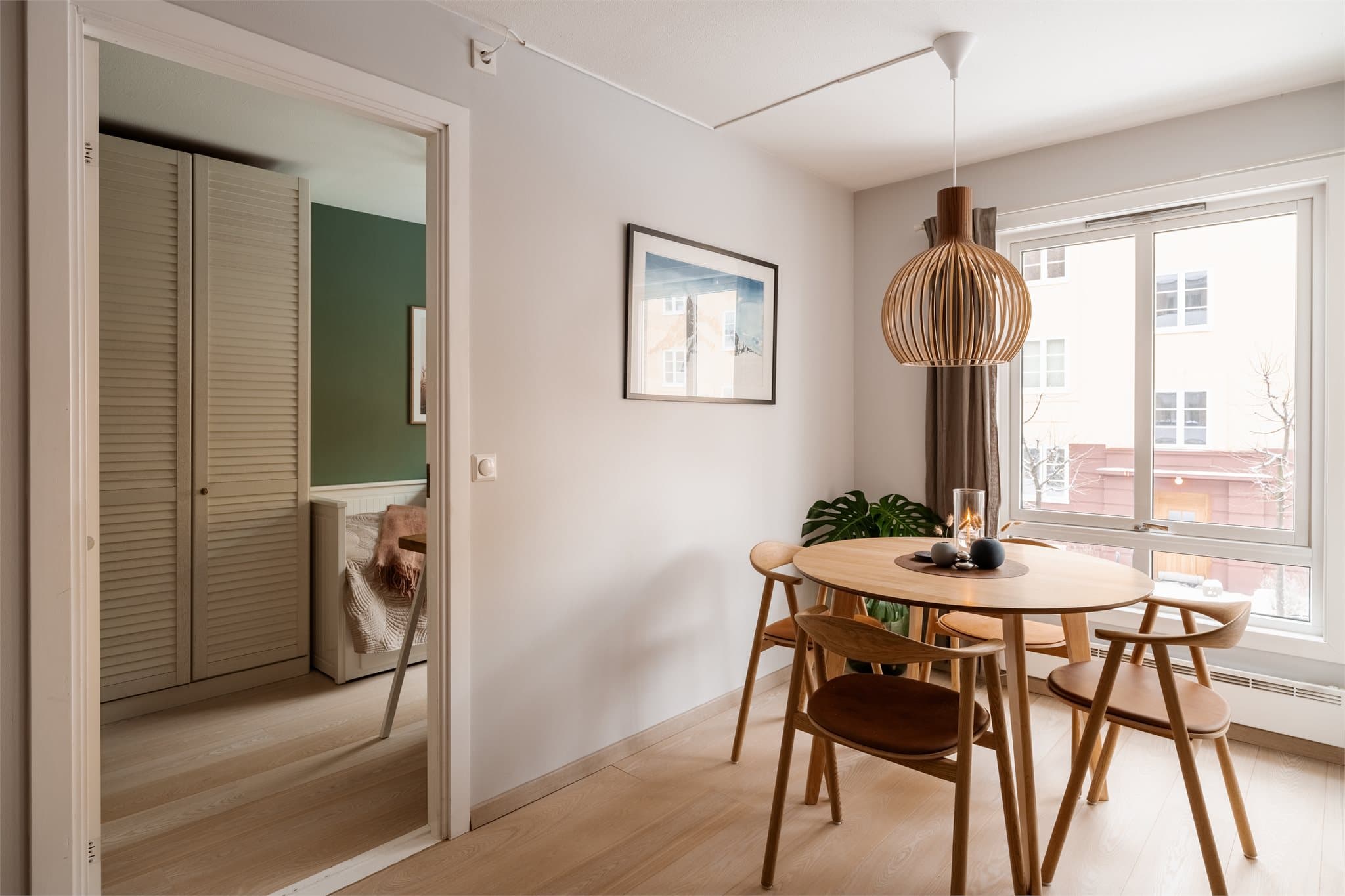 I tilknytning til stuen og spisestuen ligger ett av boligens to soverom.