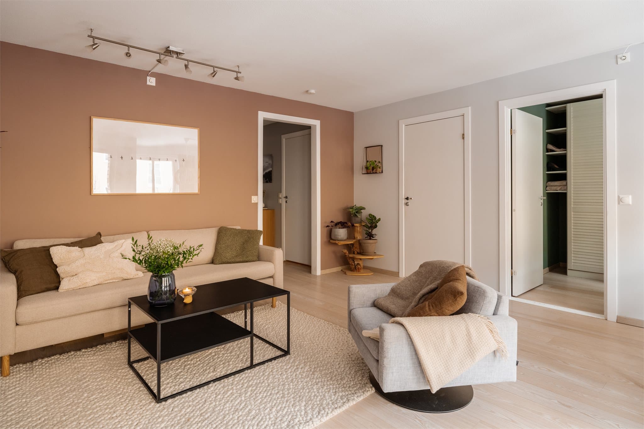 Svært god romfølelse i stuen.