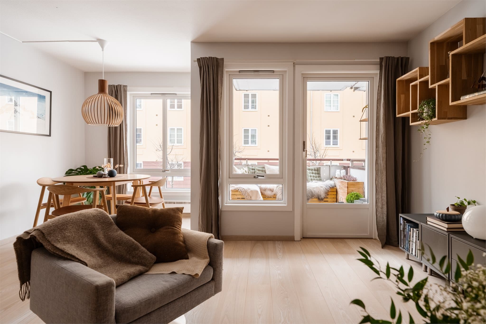 Fra stuen er det direkte adkomst til boligens sørvendte balkong.