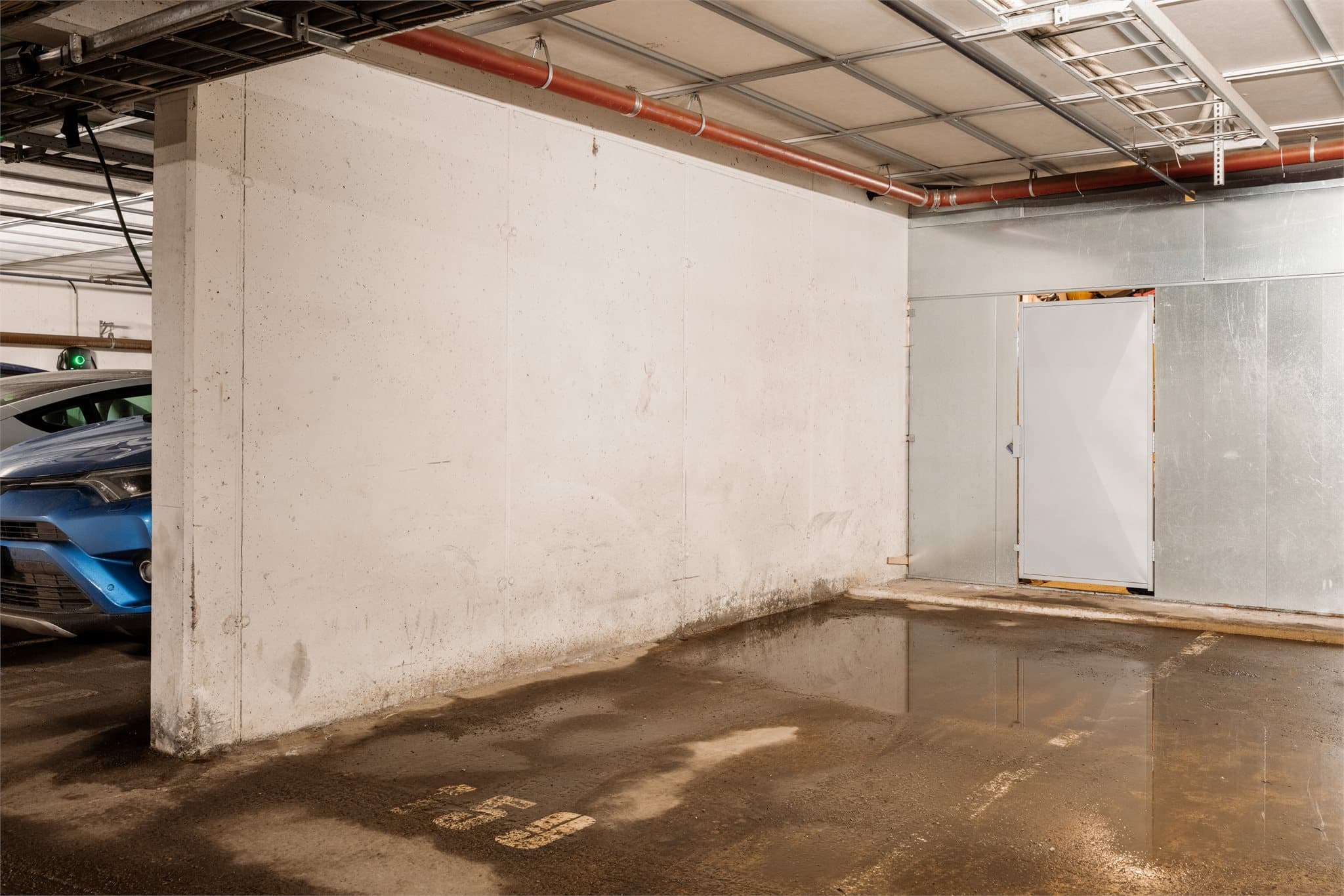 Med andelen medfølger garasjeplass nummer 159 i lukket garasjeanlegg. Direkte adkomst til avbildet bod på hele 9 m².