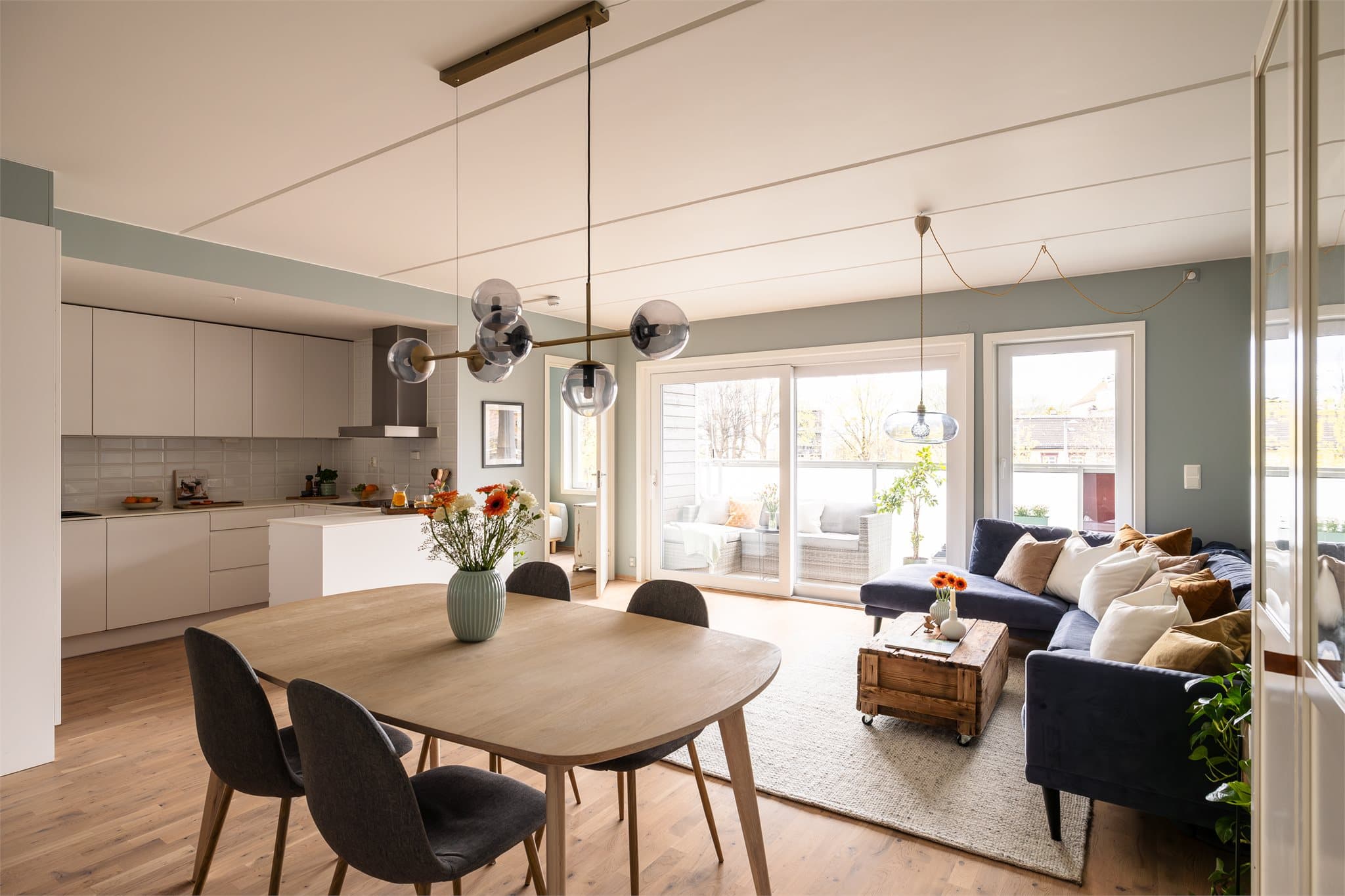 Boligen har et stort kjøkken i hestesko form, her har du god plass til alt du trenger.