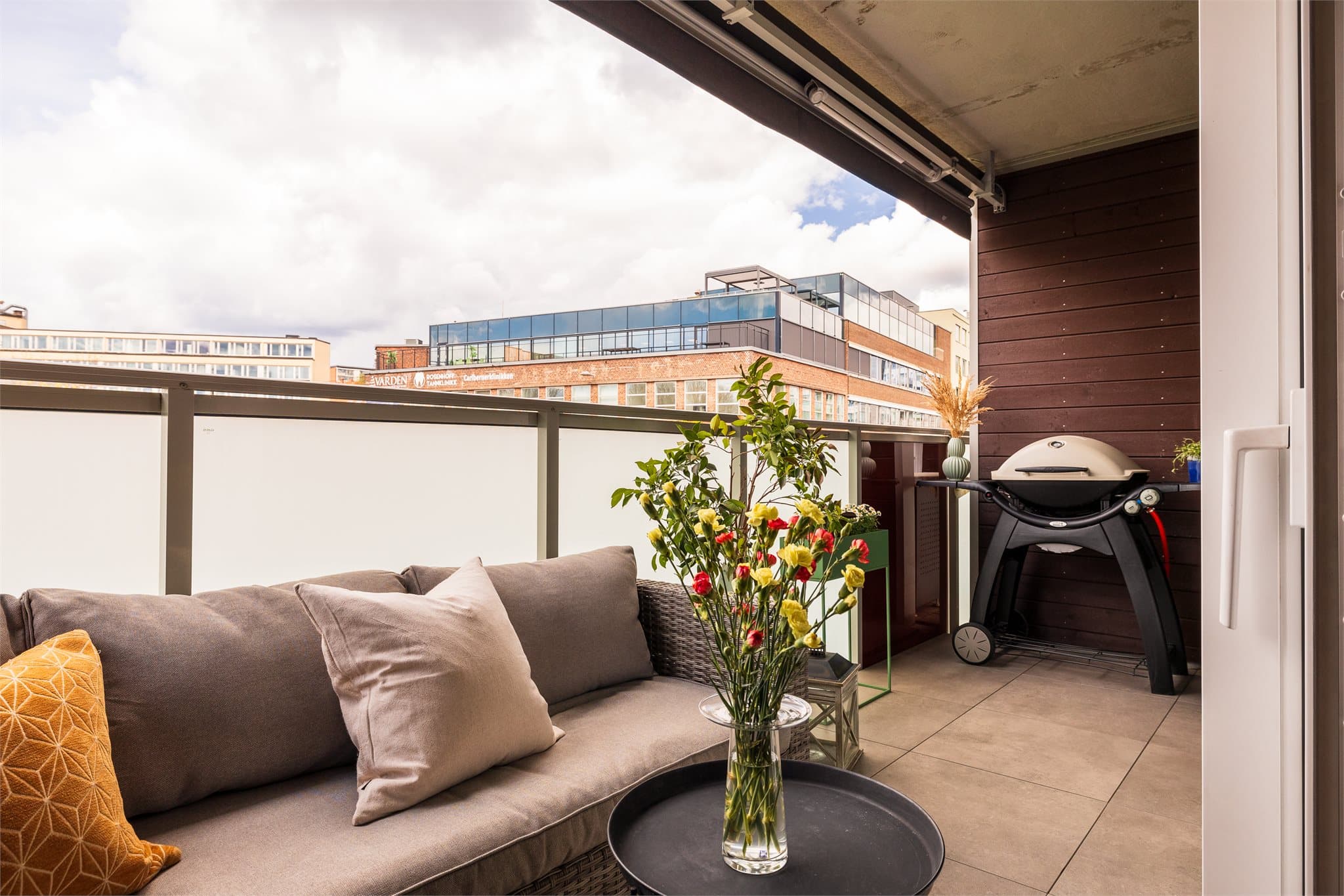 Det er lagt slitesterke fliser på gulvet som tåler vær og vind samtidig som det gir et pent inntrykk.