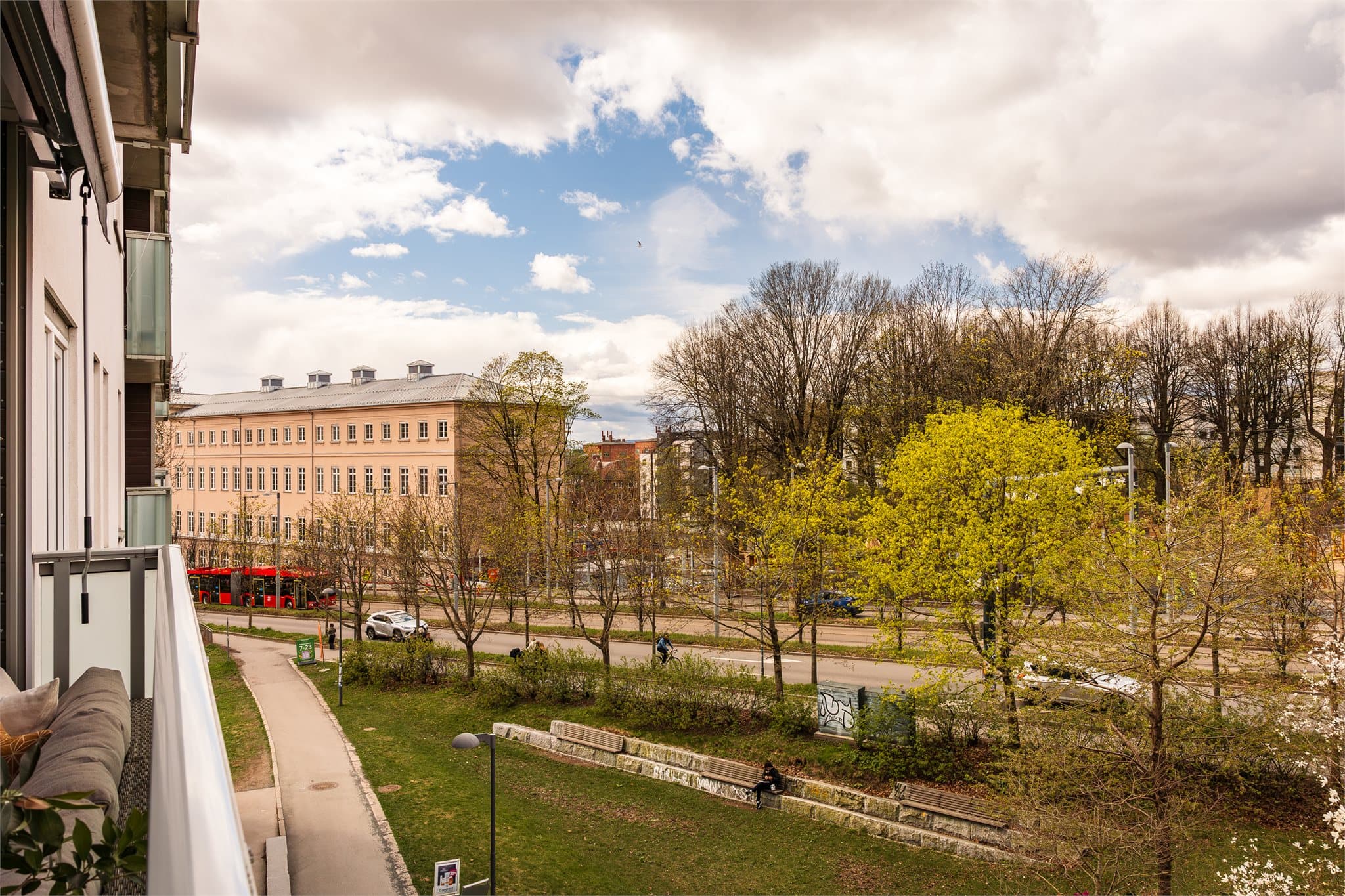 Rett nedenfor balkongen er det en grønn oase med flere forskjellige trær med blomster på så her har du fin utsikt om sommeren.