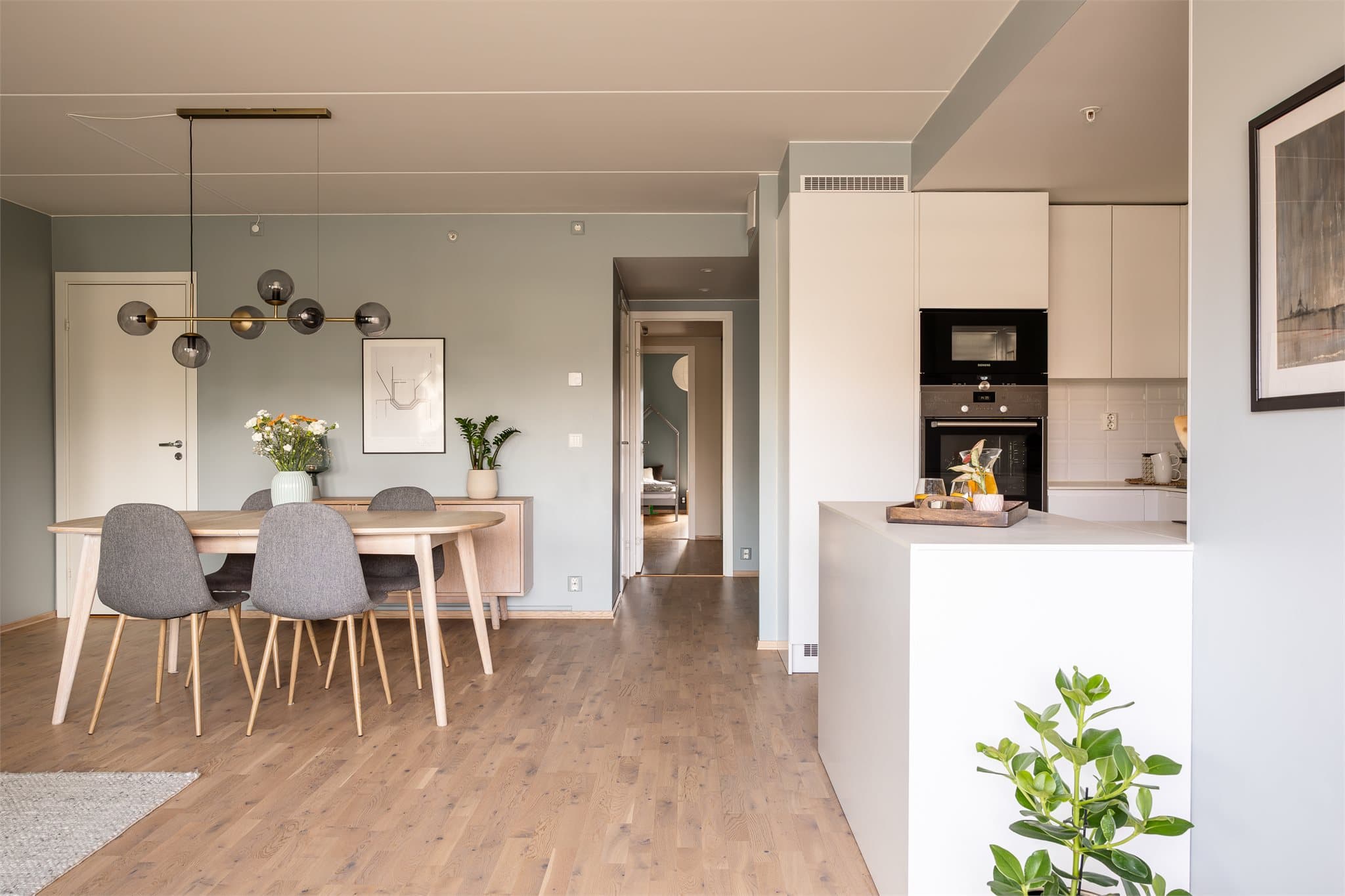 Boligen har to soner med soveromsdel og bad i den ene og kjøkken, stue, gjesterom + bad 2 i den andre. Her kan du lukke døren mellom soveromsdelen og stuedelen dersom du har gjester på besøk og barna sover.