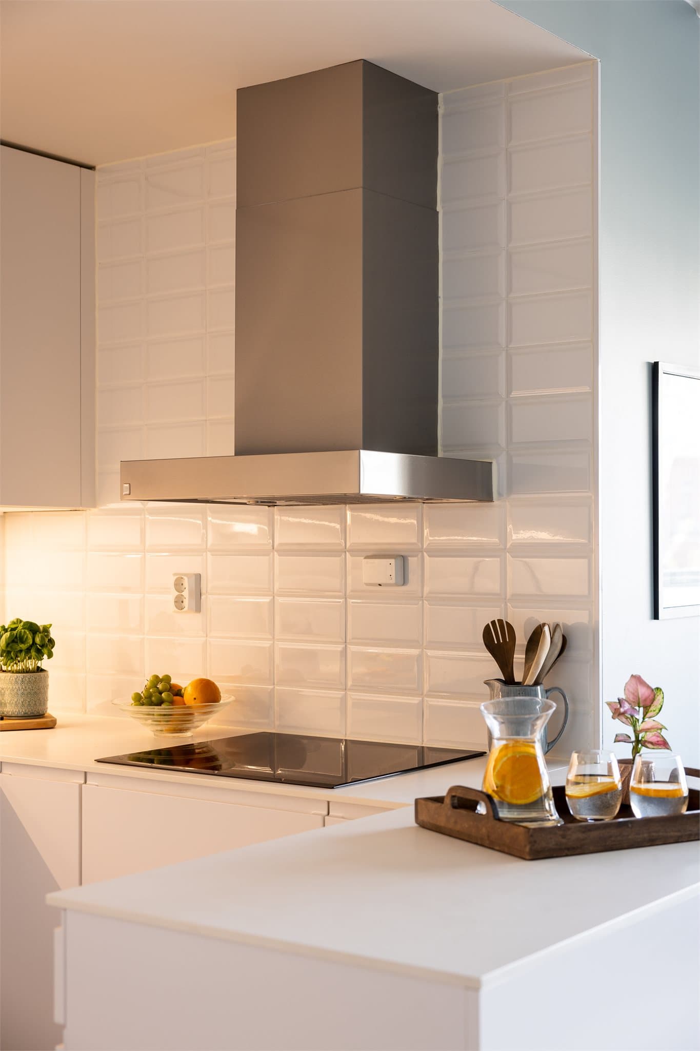 Lekre materialvalg og fliser fra benk opp til tak bak kjøkkenviften.