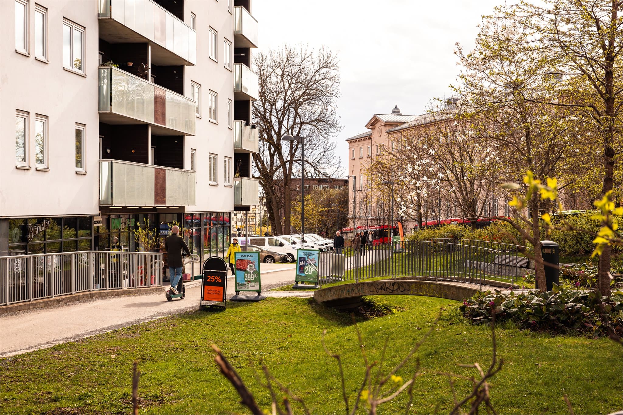 Carl Berner torg ligger like rundt hjørnet med det meste du trenger i hverdagen. Her finner du blant annet matbutikken Coop, kaffebrenneriet, apoteket og mer. Det er også en rekke dagligvarebutikker i nærheten, blant annet Rema 1000, Kiwi og Joker.