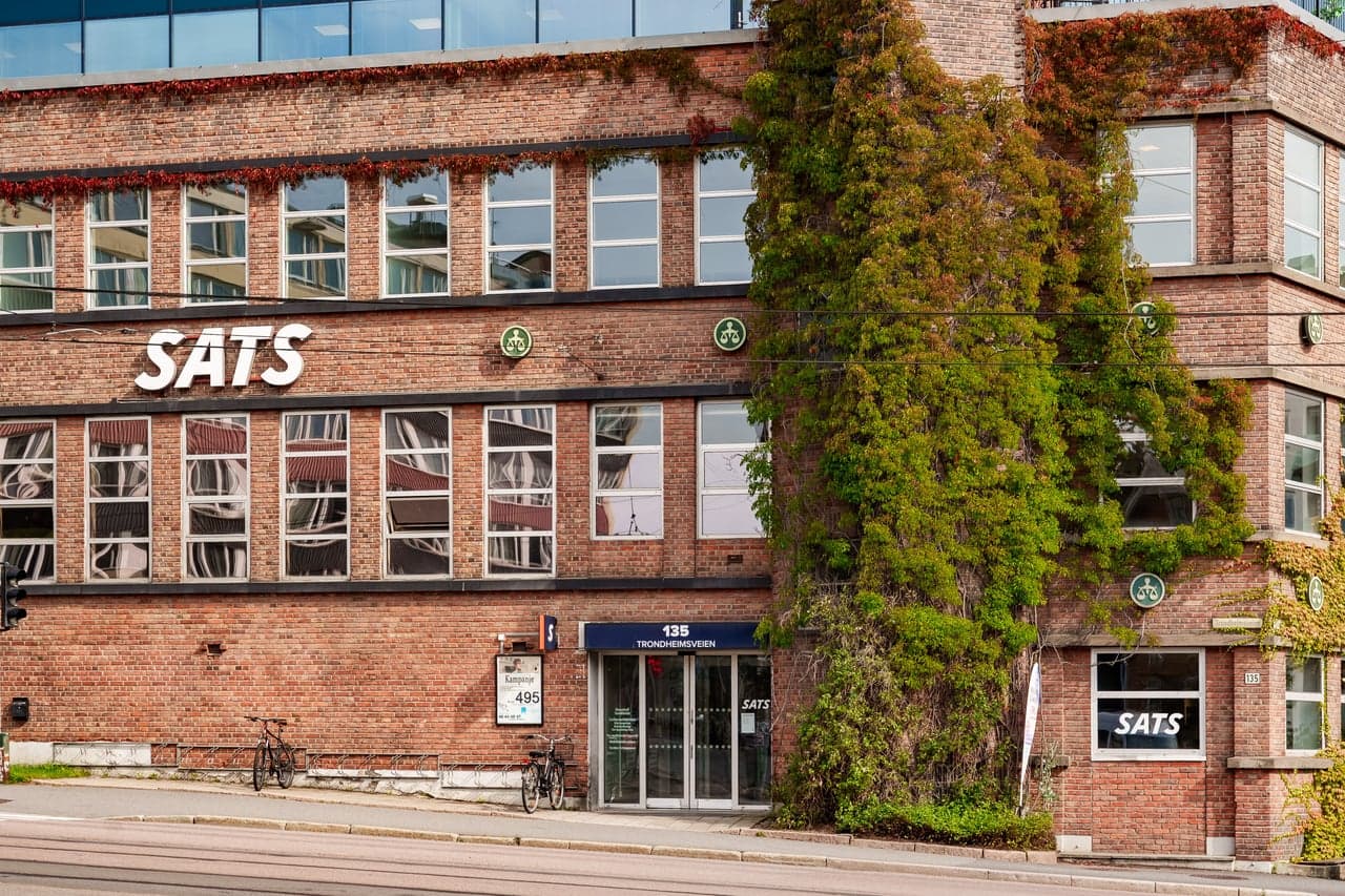 Sats ligger rett utenfor boligen med store og fine treningsfasiliteter, i tillegg har du Fresh fitness kort vei unna.