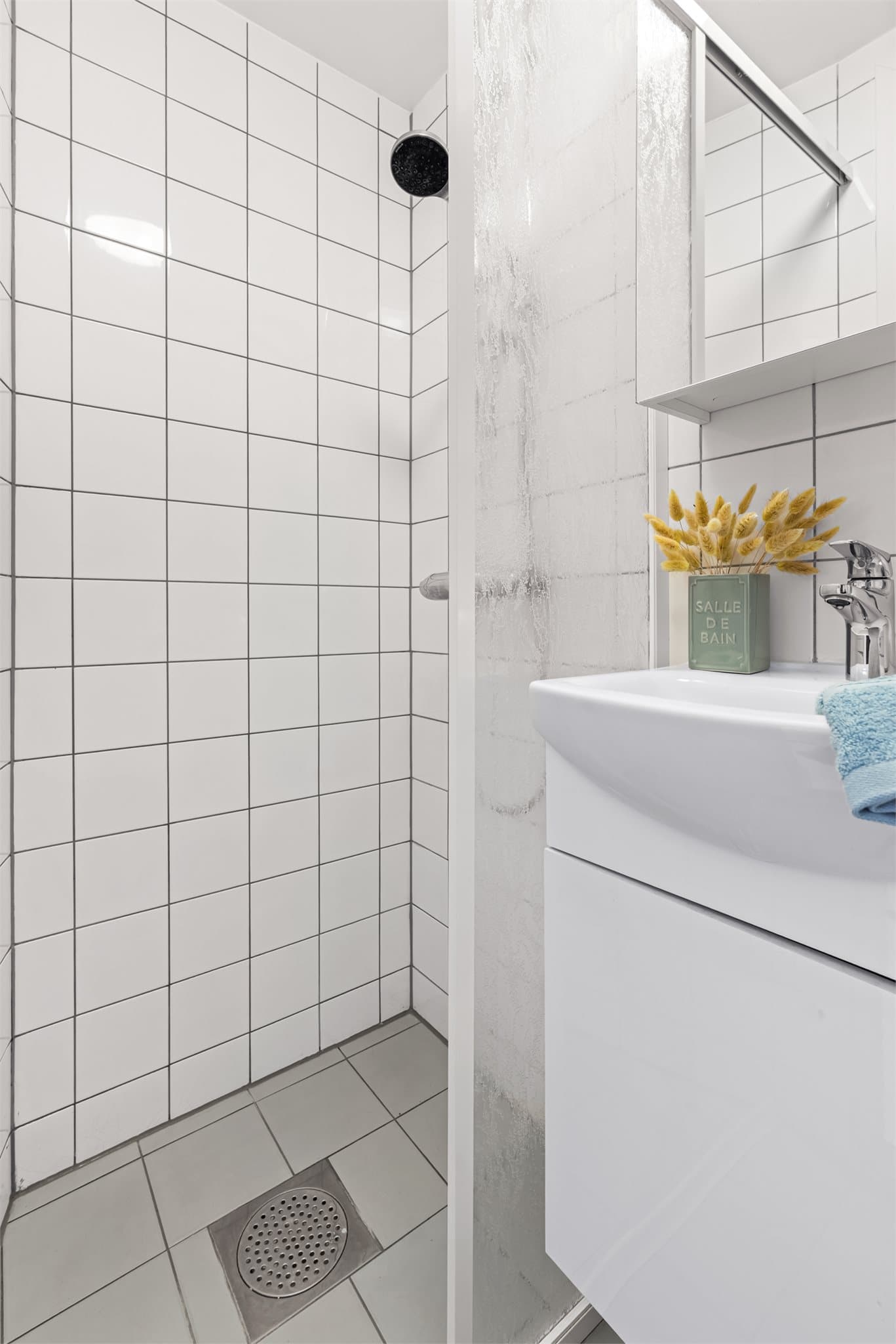 Dusjnisjen er praktisk utformet. Ventilasjonen sikres med mekanisk avtrekk og luftespalte under døren.