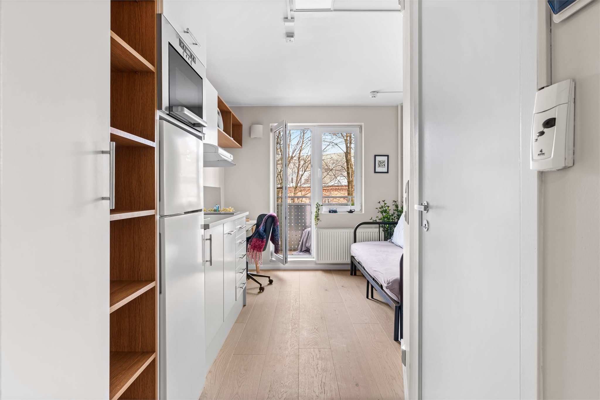 Du ønskes velkommen i en lys og innbydende entré med plassbygget garderobeløsning.