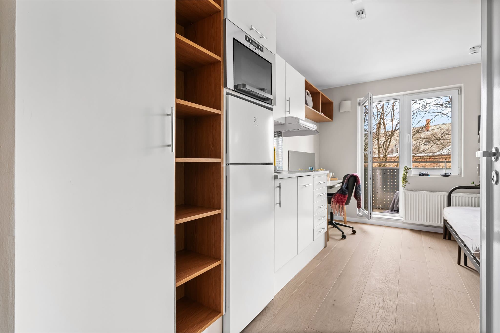 Et blikk inn i leiligheten fra entreen viser den effektive planløsningen og den direkte linjen mot balkongen.