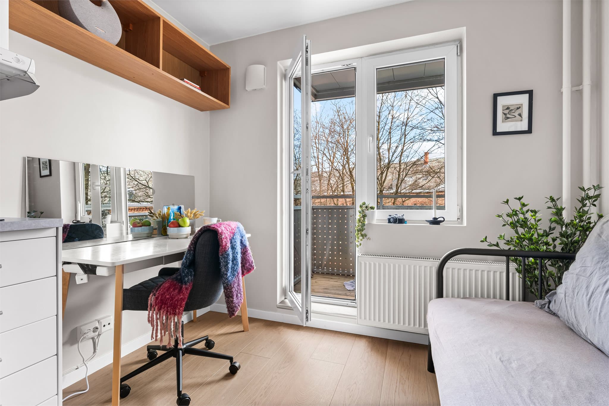 Lekre overflater med slette vegger og himling, og 1-stavs gulv.