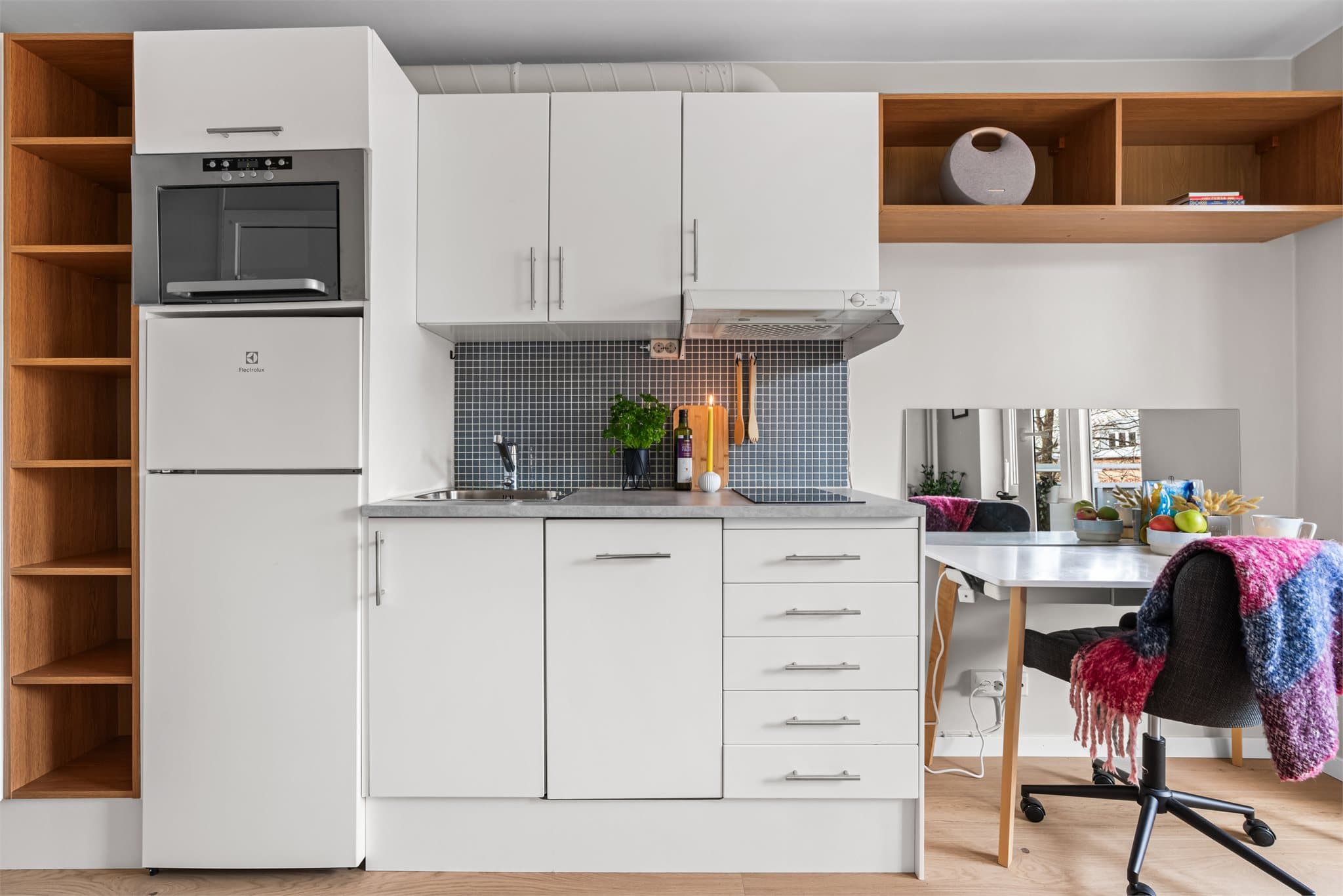 Den smarte planløsningen utnytter takhøyden på ca. 2,47 meter med vegghengte hyller for ekstra oppbevaring.