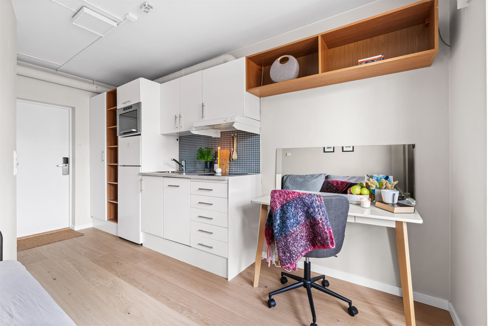 Kjøkkenet er kompakt, men funksjonelt innredet for å maksimere arbeids- og lagringsplass.