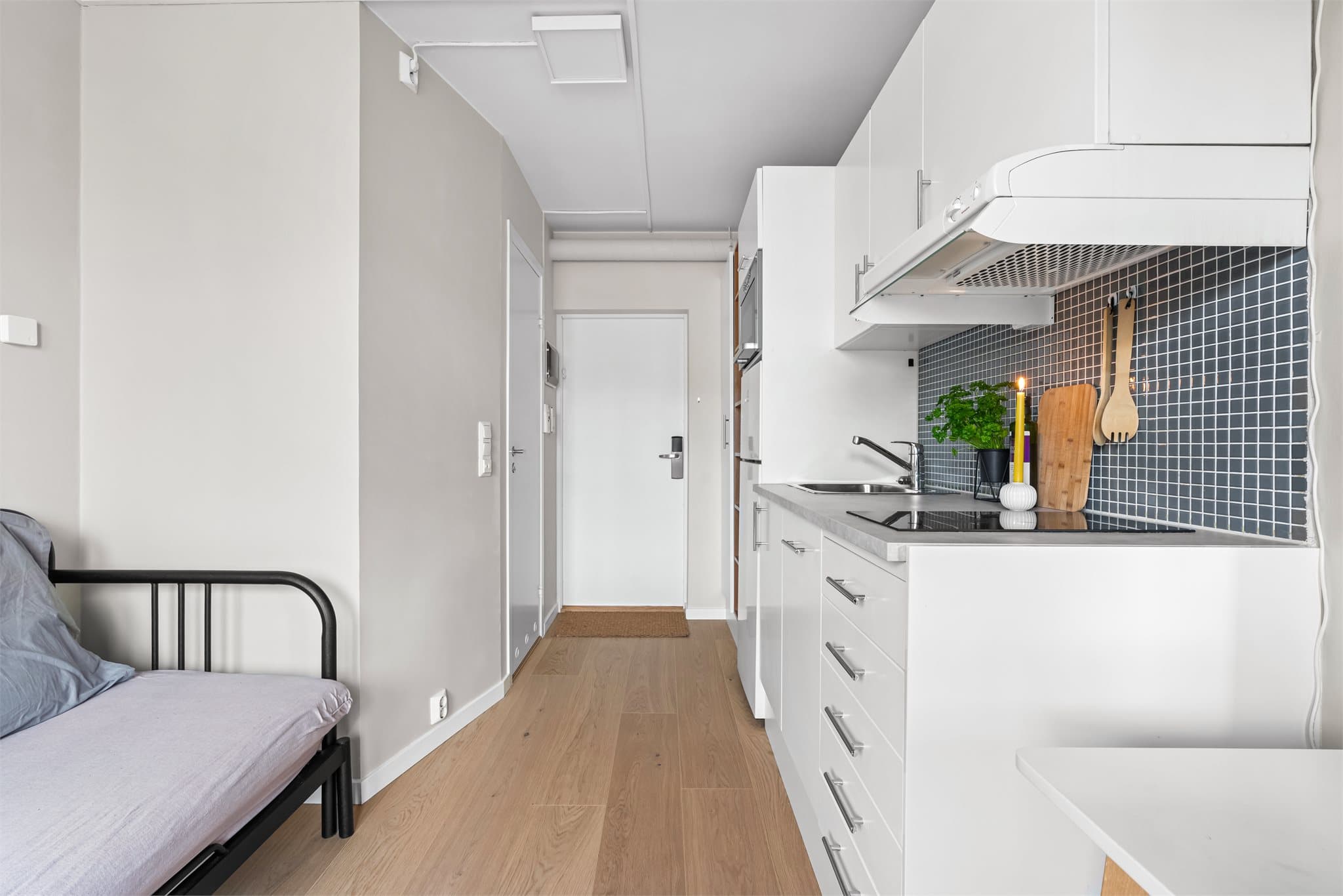 Boligen er innholdsrik med garderobe, kjøkkensone, skrivebordsplass og elegant baderom.