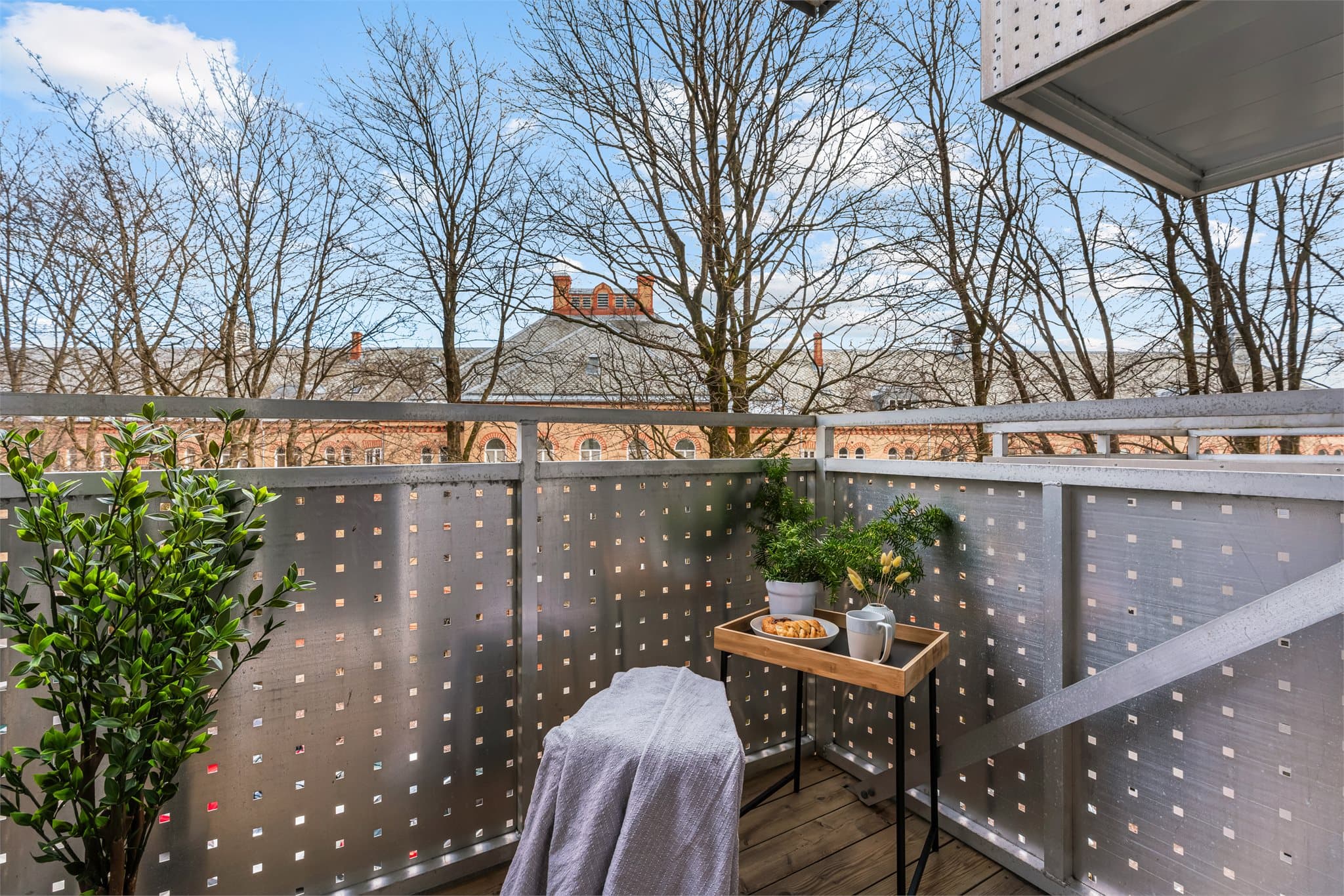 Balkongen byr på gode solforhold fra morgen til tidlig ettermiddag.