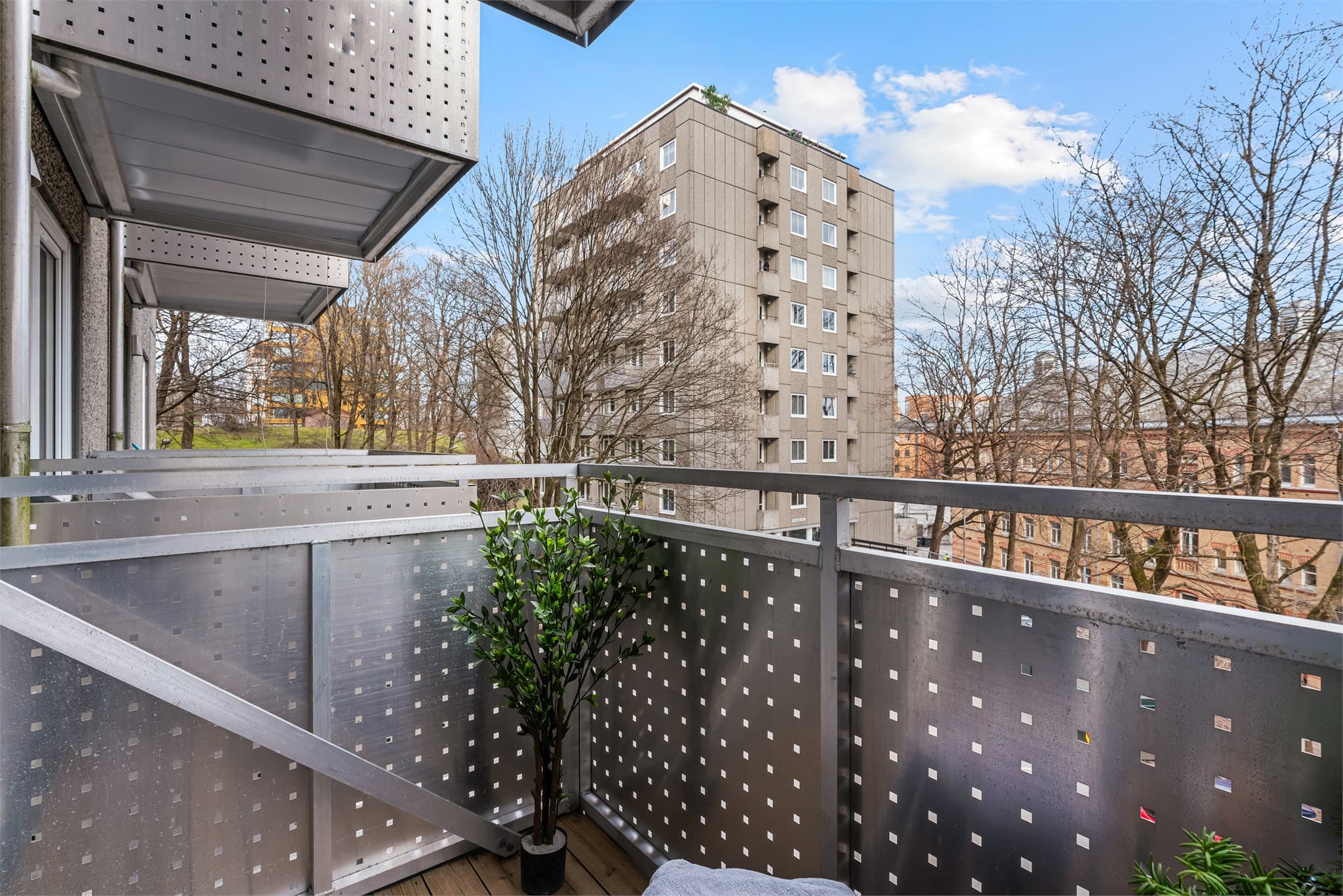 Utsikt fra balkongen mot rolige, grønne omgivelser.