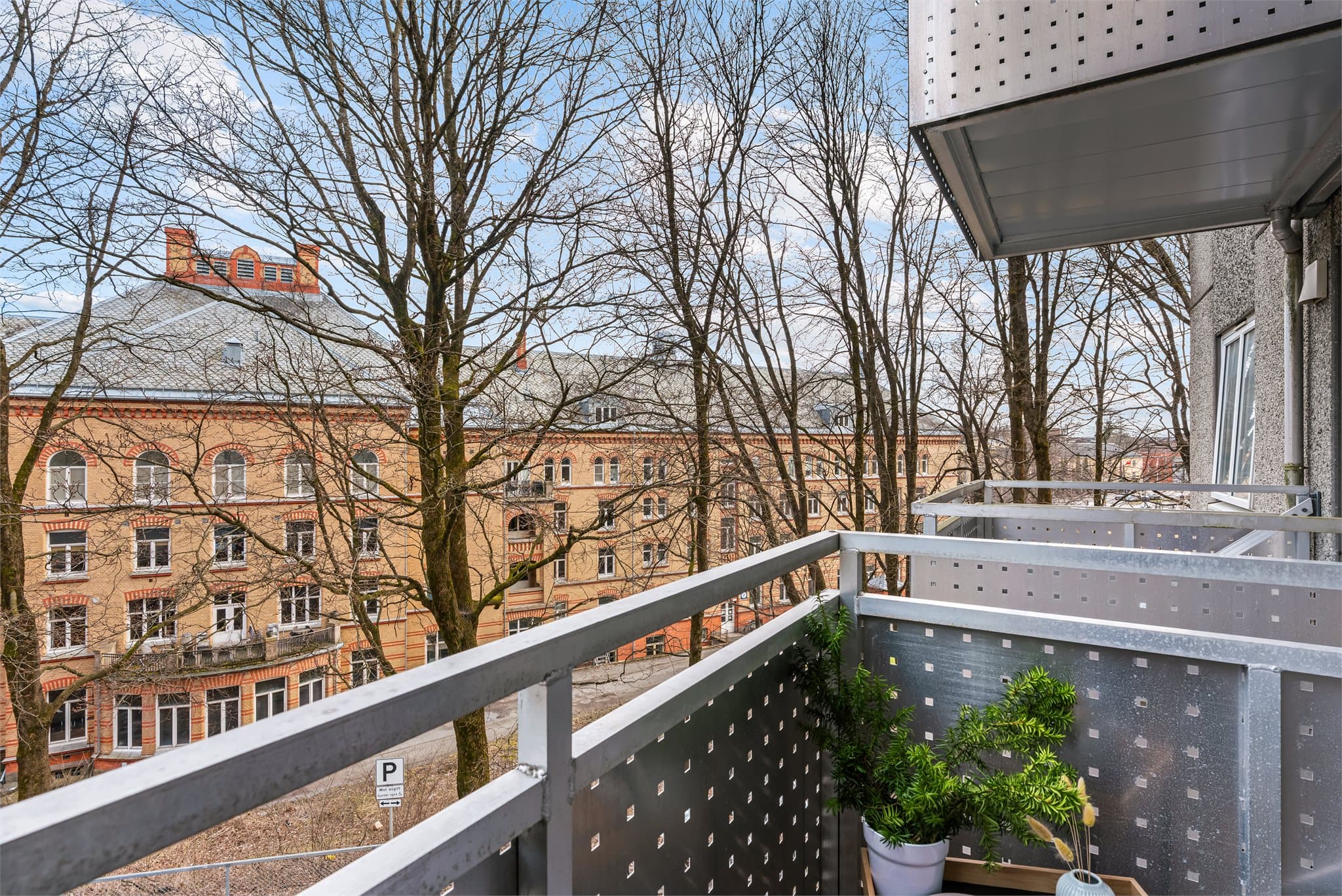 Balkongen blir en naturlig forlengelse av leiligheten i sommerhalvåret.