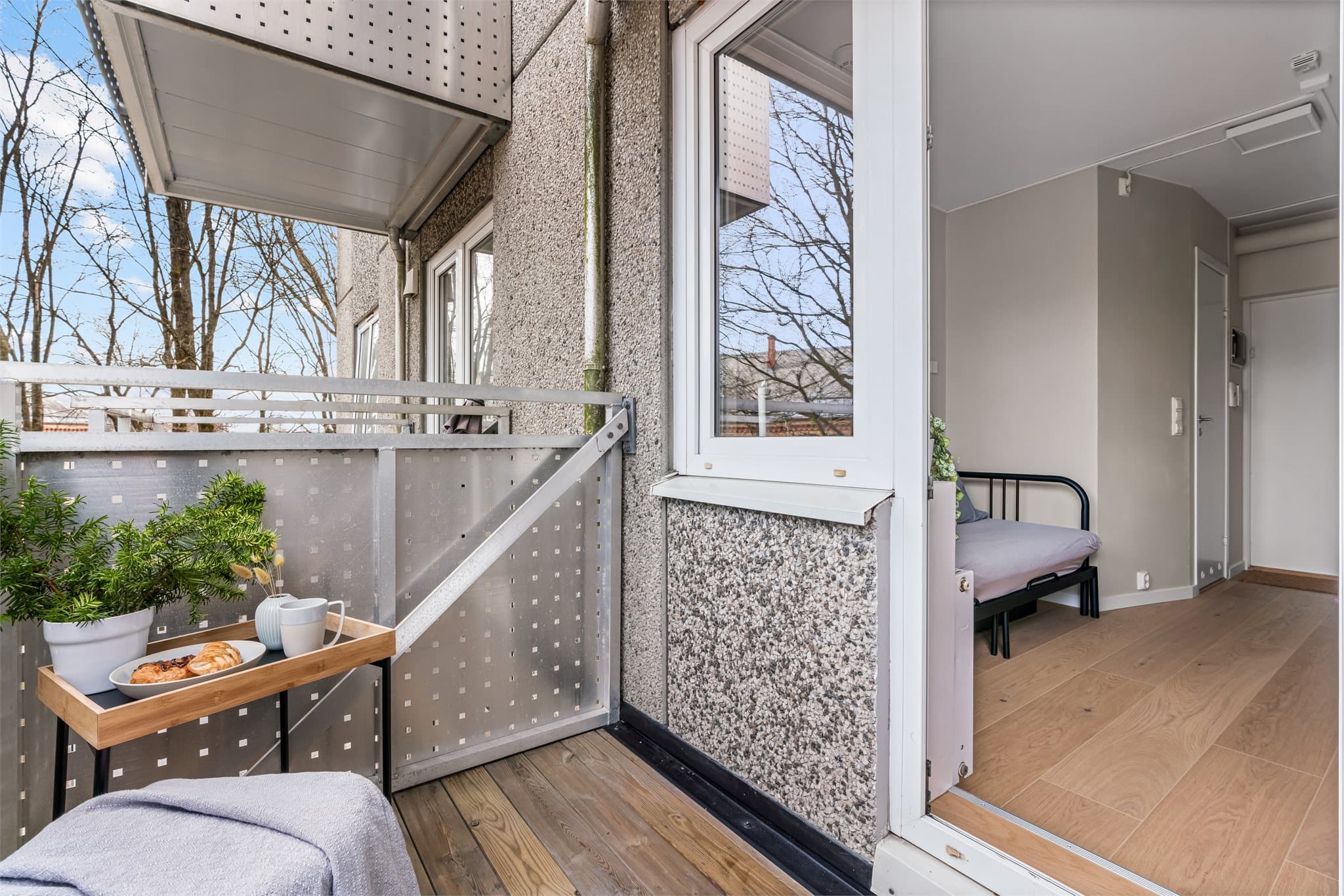 Balkongdøren og vinduet er produsert i 2008 og har tolags isolerglass.