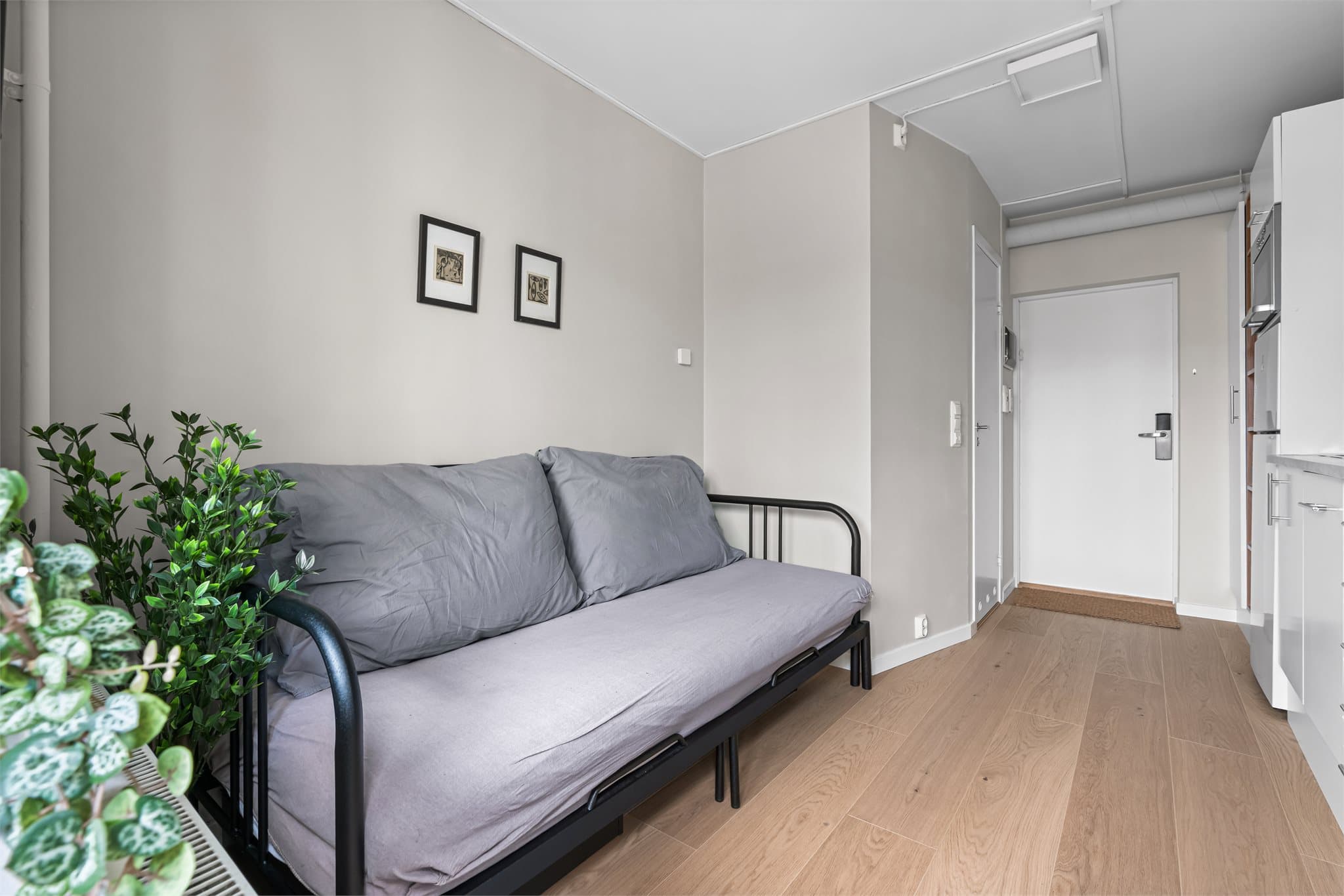 Her er det god plass til seng og oppbevaringsmuligheter.