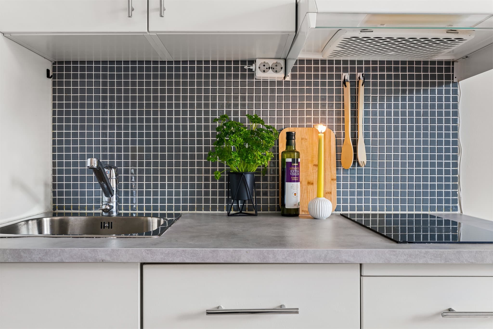 Kjøkkenet er utstyrt med nedfelt kum i rustfritt stål og ventilator.