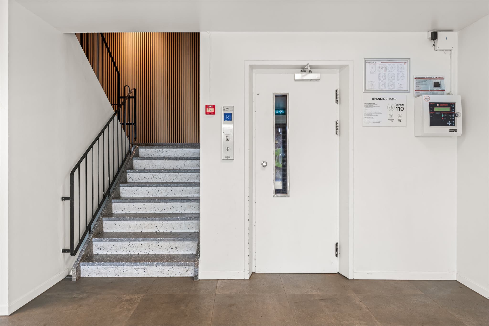 Adkomst til etasjene via felles trapperom og personheis.