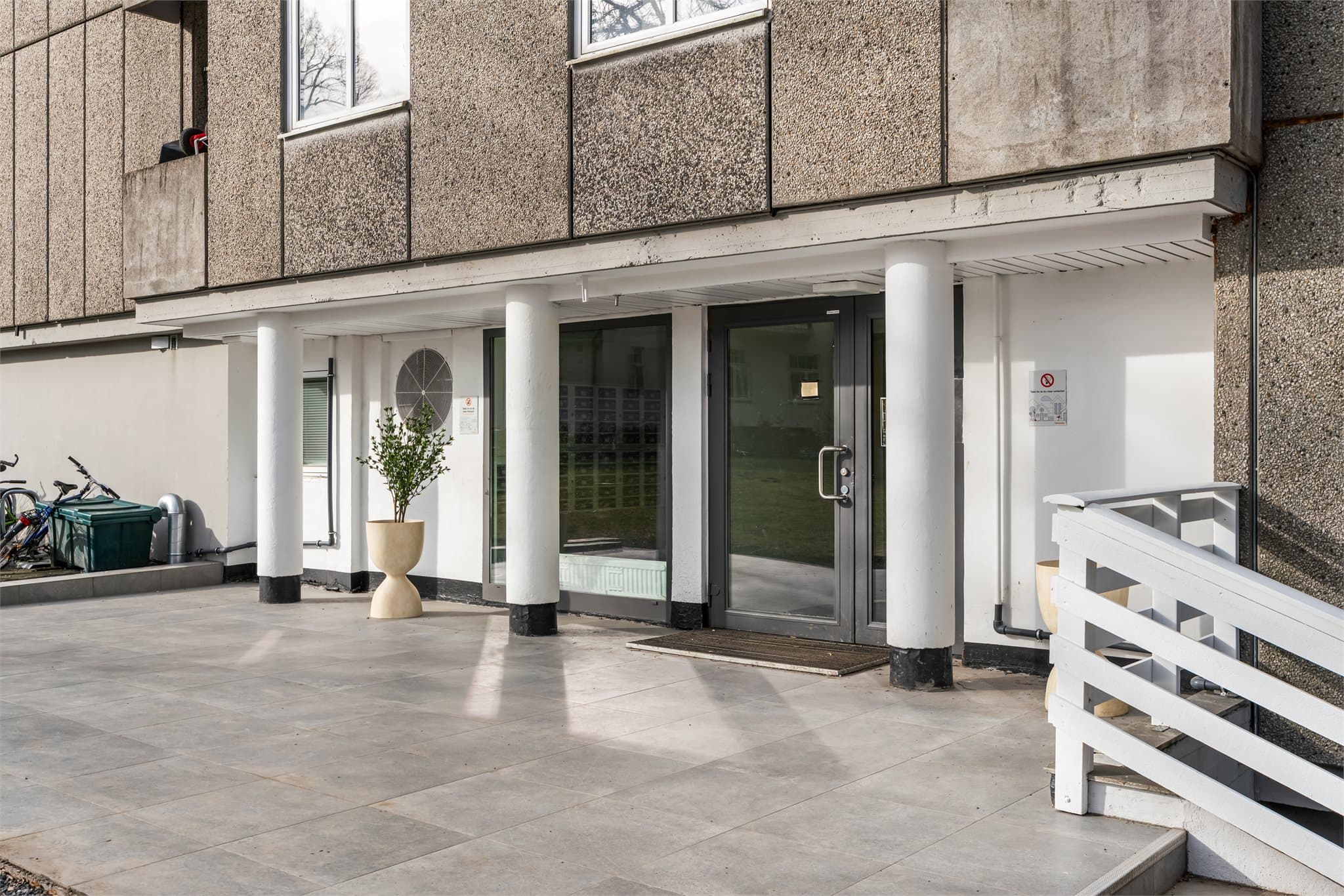 Bygningen har et overbygget og innbydende inngangsparti.