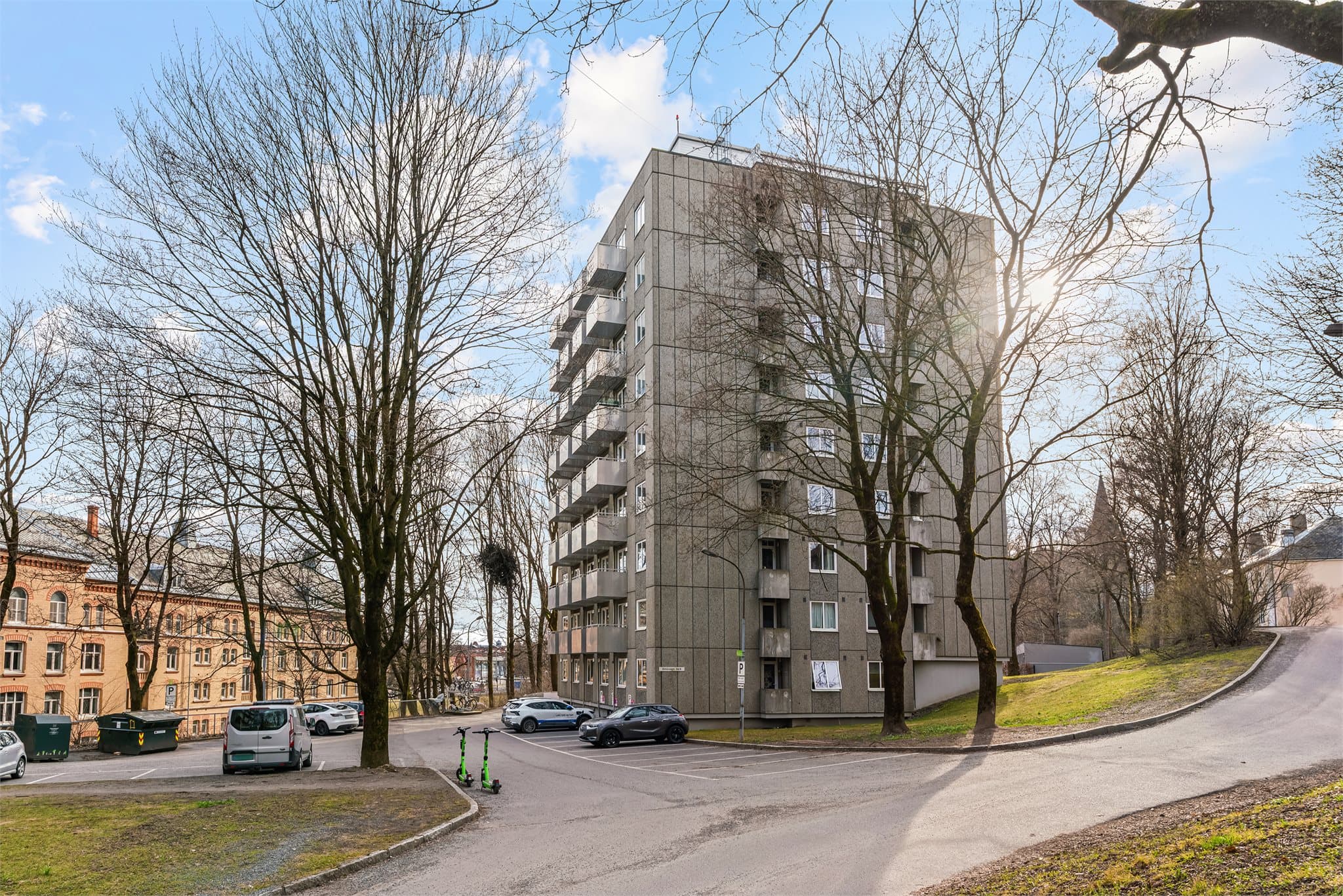 Boligblokken er oppført i 1967 og har en solid konstruksjon i betong.