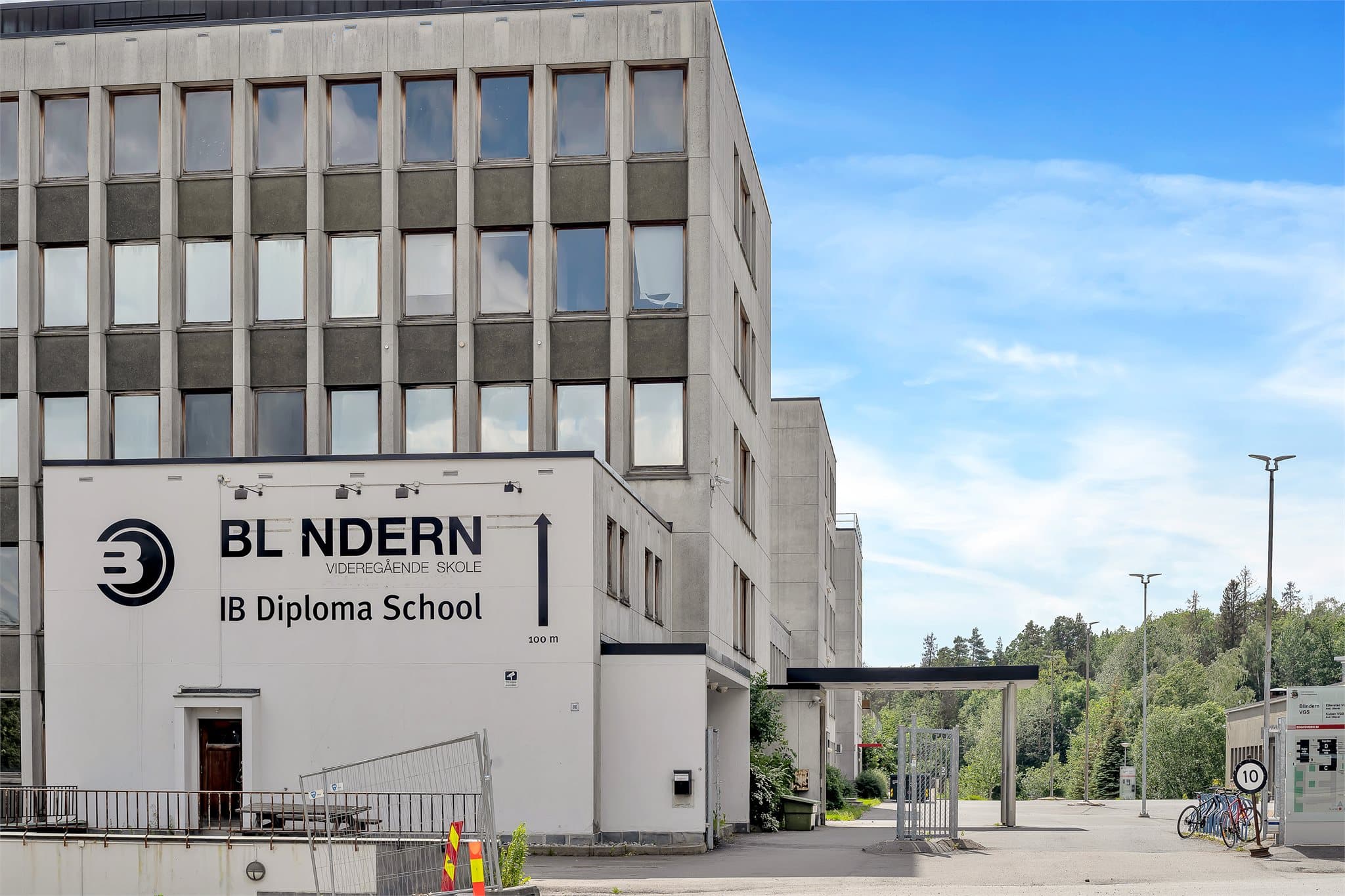 Beliggenheten er ideell med kort vei til flere av byens store utdanningsinstitusjoner på Blindern.