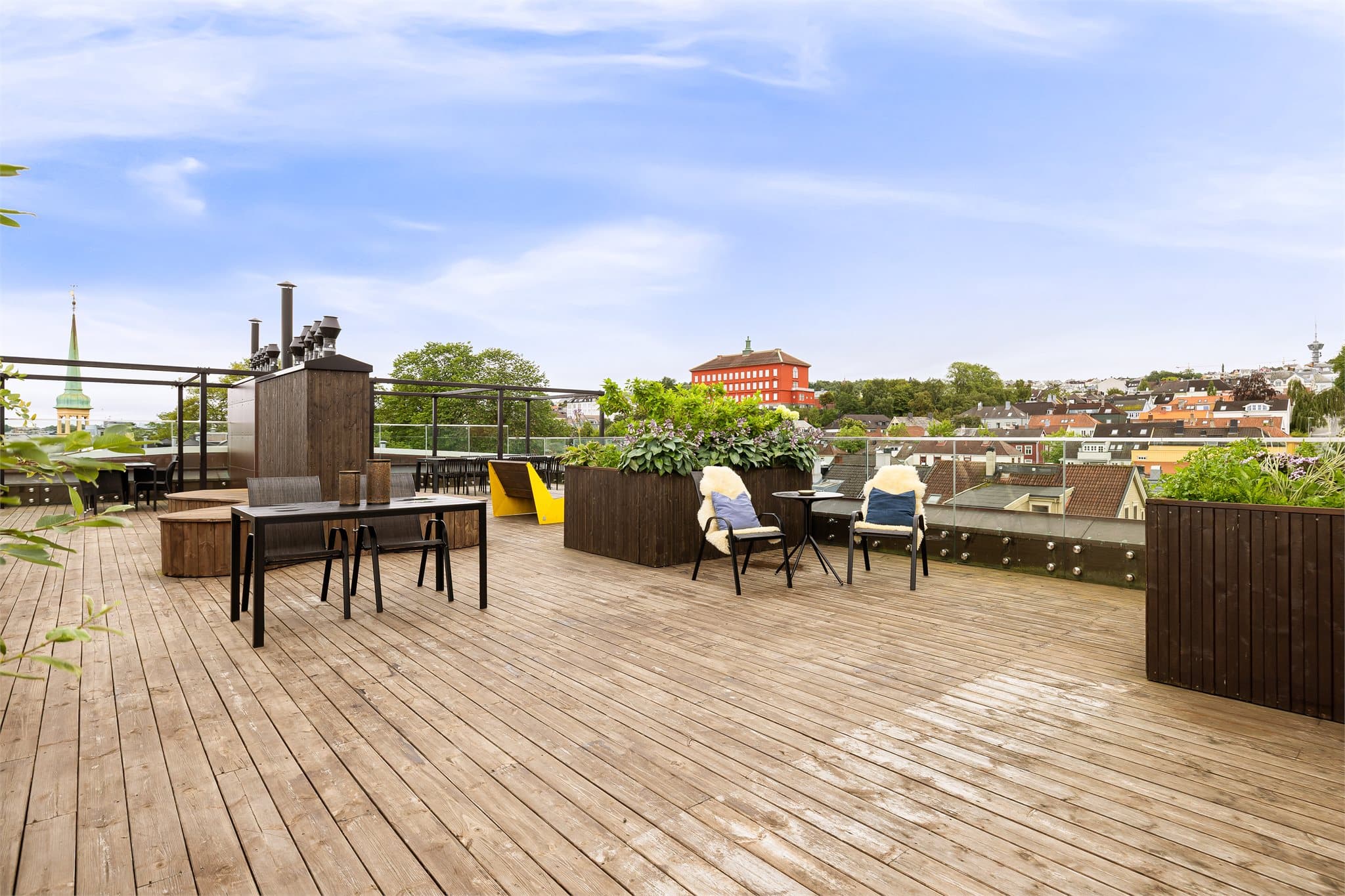 Felles takterrasse med gode solforhold hele dagen og plass til å nyte fine dager.