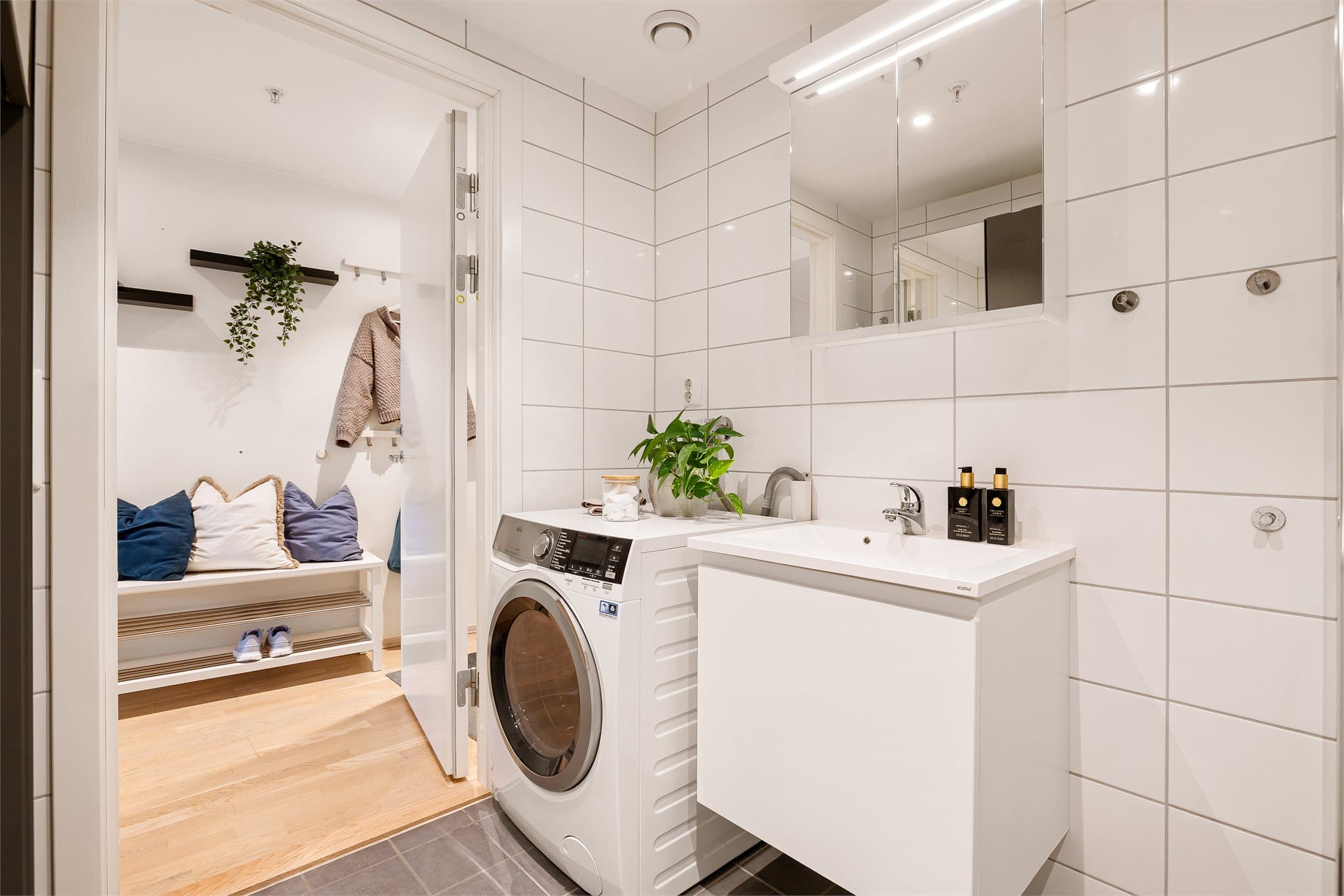 Downlights fra himlingen bidrar til et lyst og moderne uttrykk.