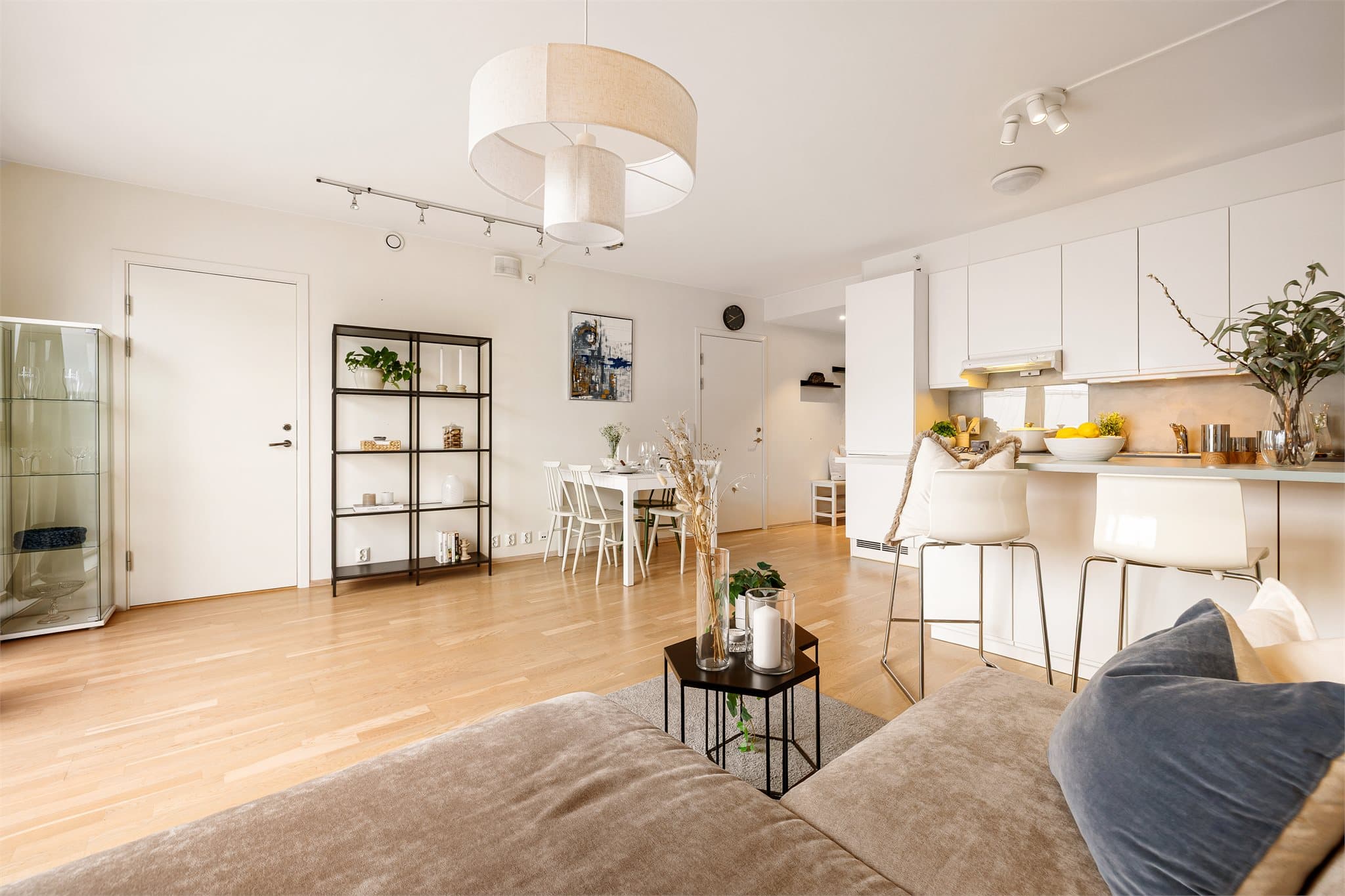 Lyse vegger gir et moderne og innbydende preg, komplettert med downlights på bad og i entré.