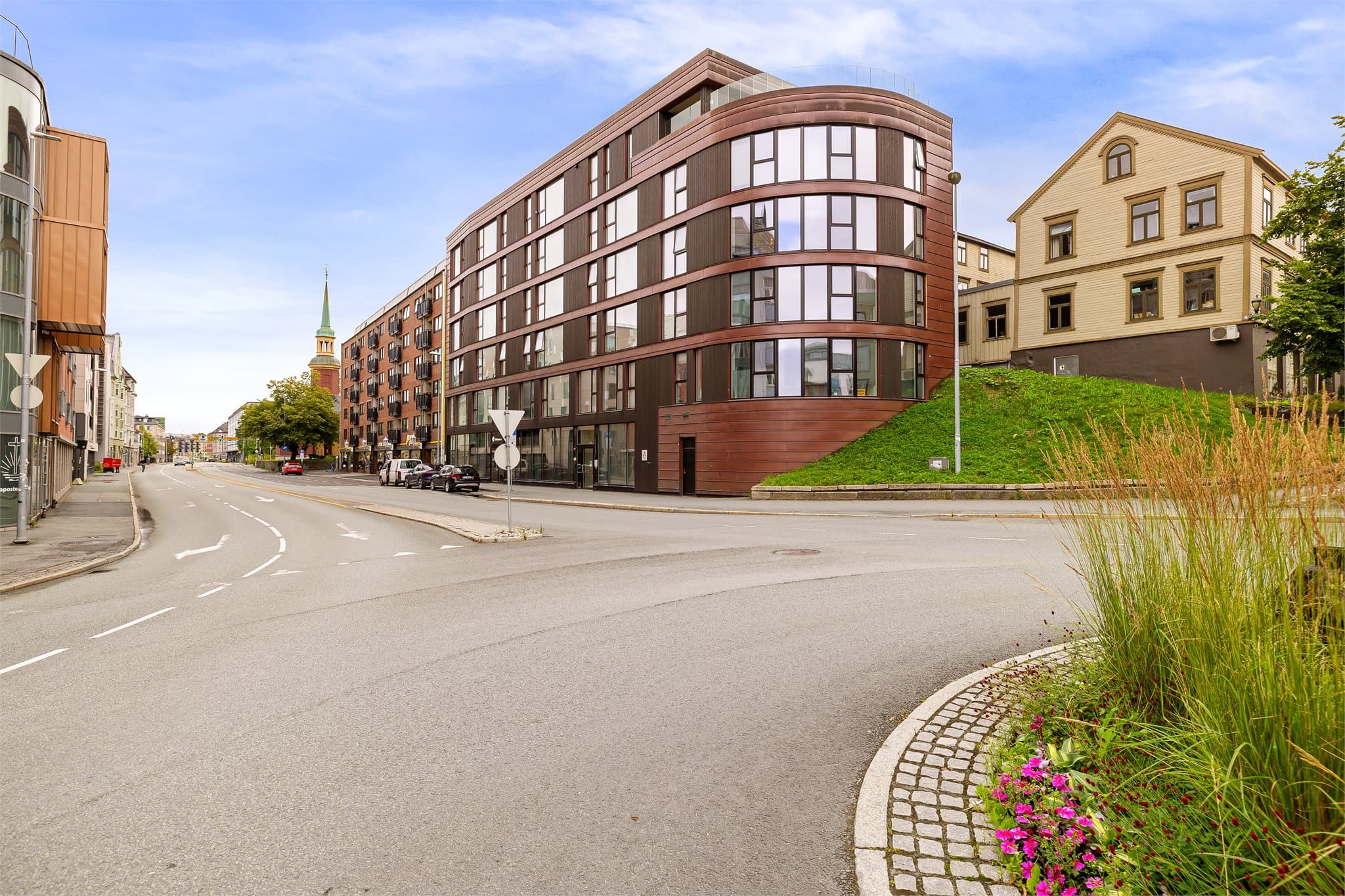 Leiligheten har en god beliggenhet med kort vei til både sentrum og Solsiden. Her har du nærhet til dagligvarebutikker, treningssenter og øvrige servicetilbud.