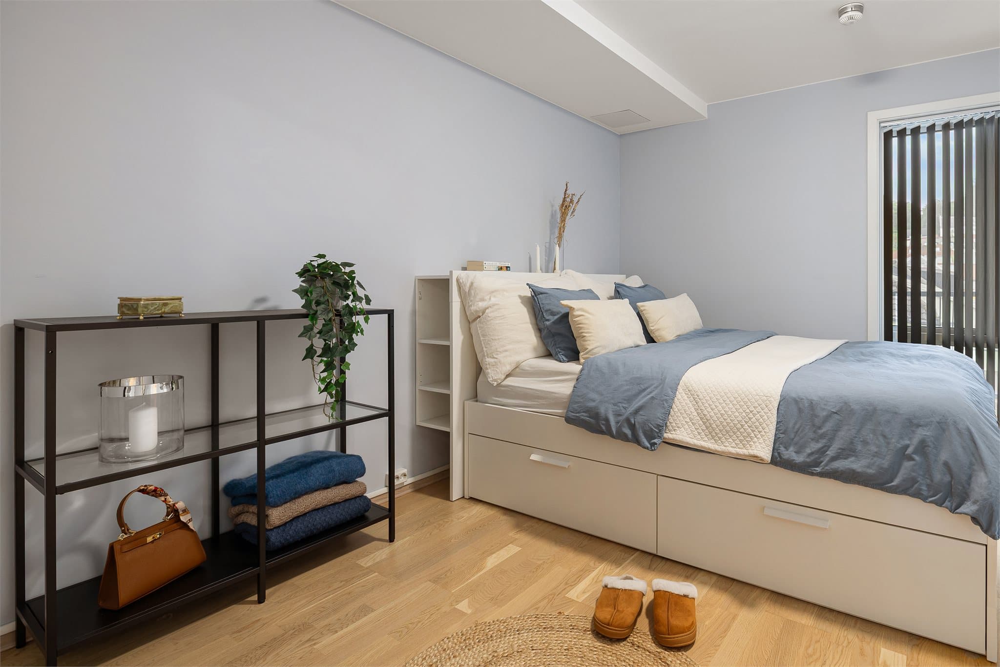 Leiligheten byr på to soverom, hvor hovedsoverommet måler ca. 14 kvm og har adkomst til en garderobe med god plass til oppbevaring.