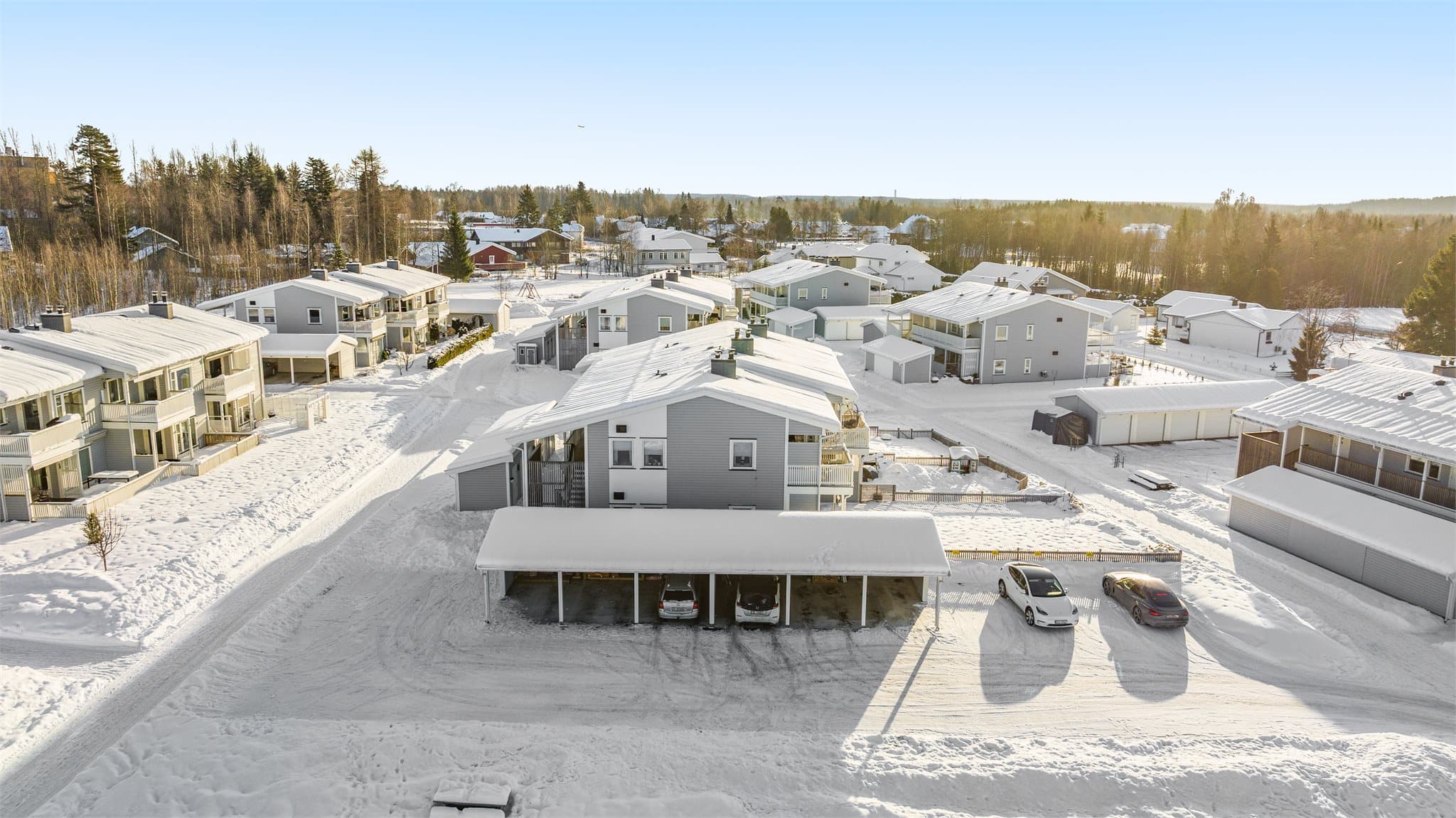 Det følger en fast biloppstillingsplass i carport. Øvrig parkering etter områdets bestemmelser.