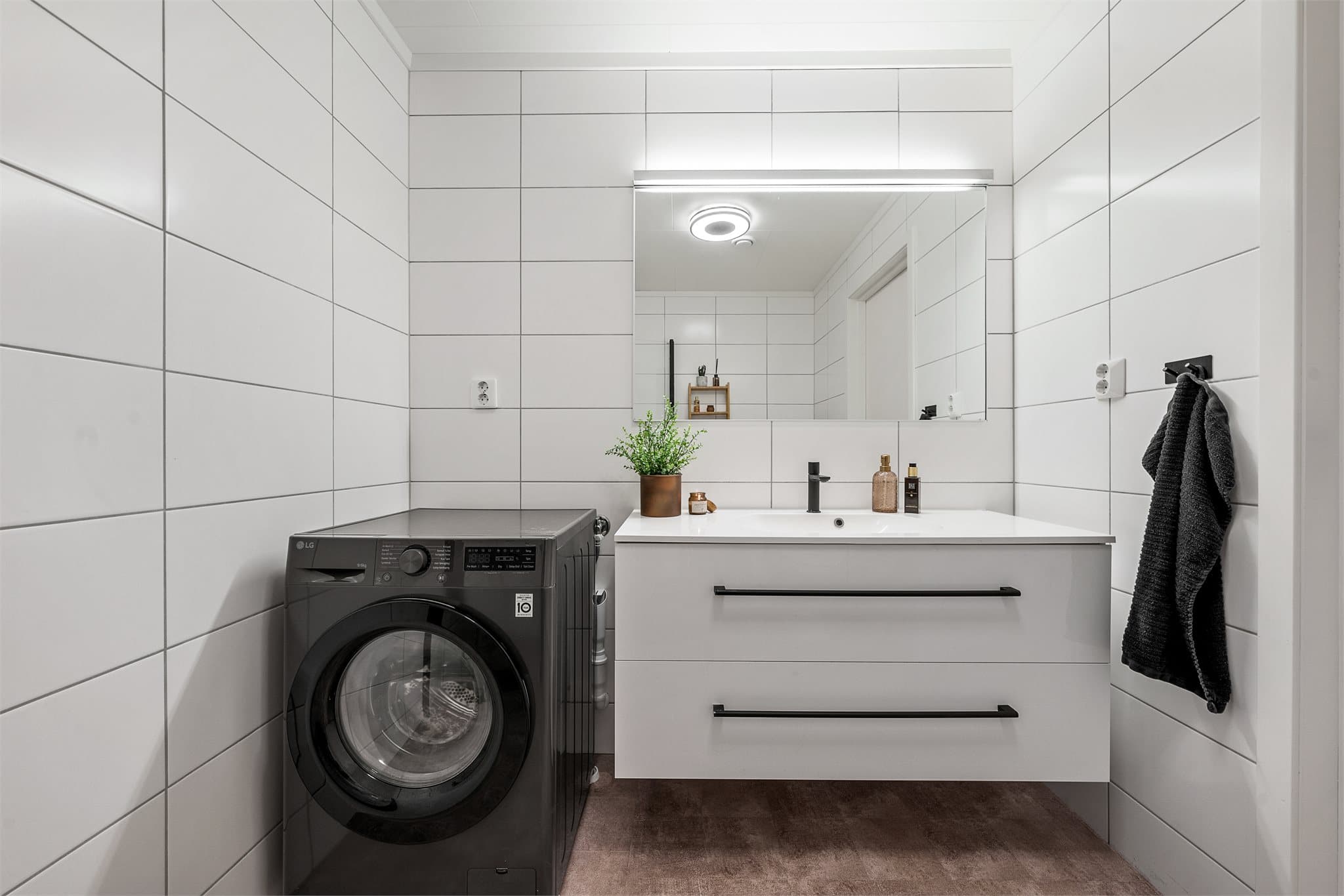 Det er opplegg for vaskemaskin og gulvvarme på bad.